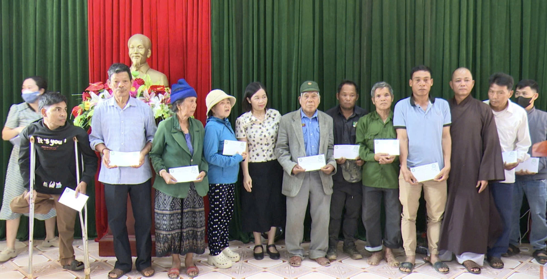 Những món quà được trao cho các đối tượng có hoàn cảnh khó khăn, góp phần xoa dịu nỗi đau và lan tỏa tinh thần tương thân tương ái-Ảnh: K.S