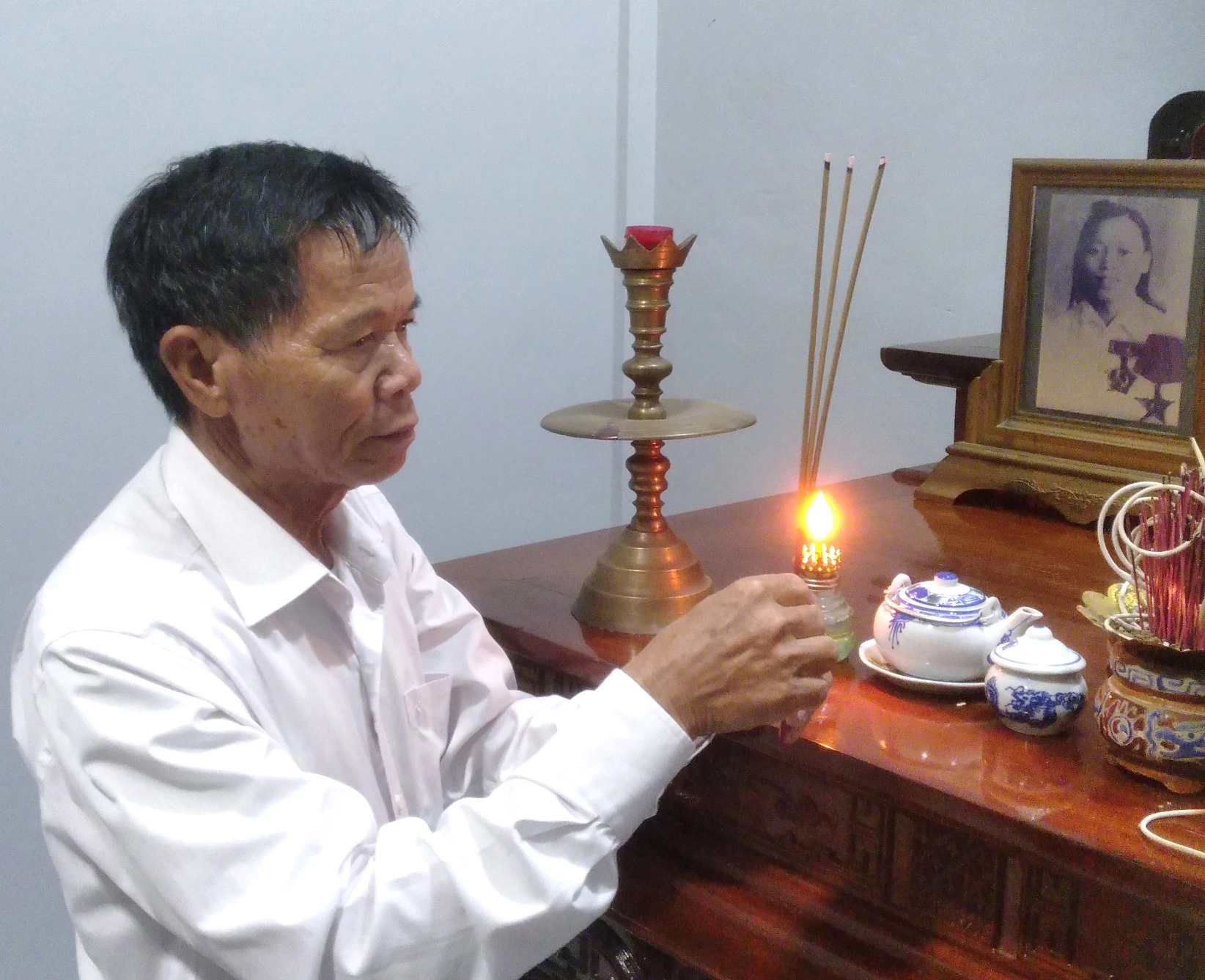 Người cháu ruột trước di ảnh của nữ liệt sĩ Nguyễn Thị Triển - Ảnh: H.Tr