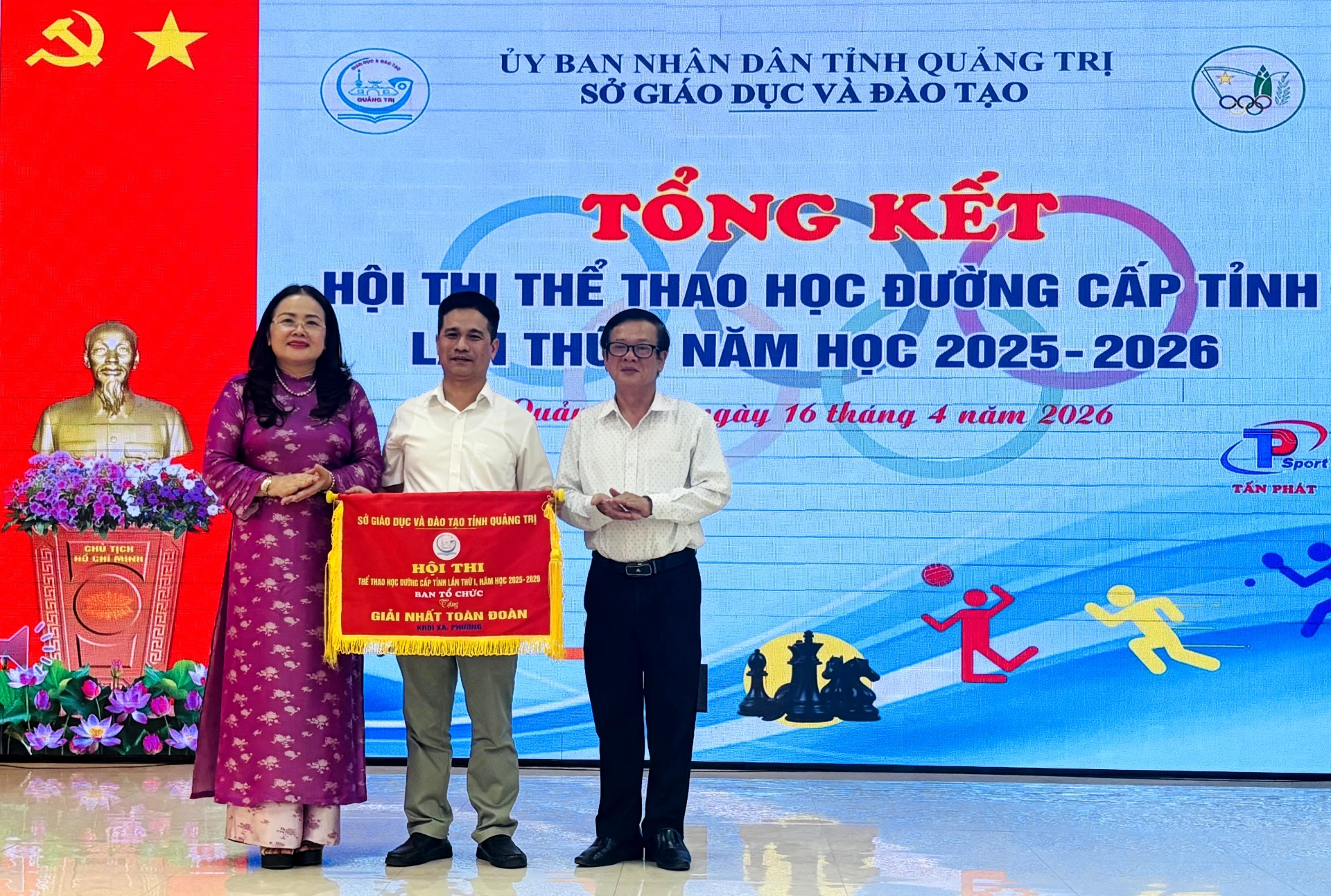 Ban Tổ chức trao giải Nhất toàn đoàn cho đơn vị phường Đồng Hới - Ảnh: K.H