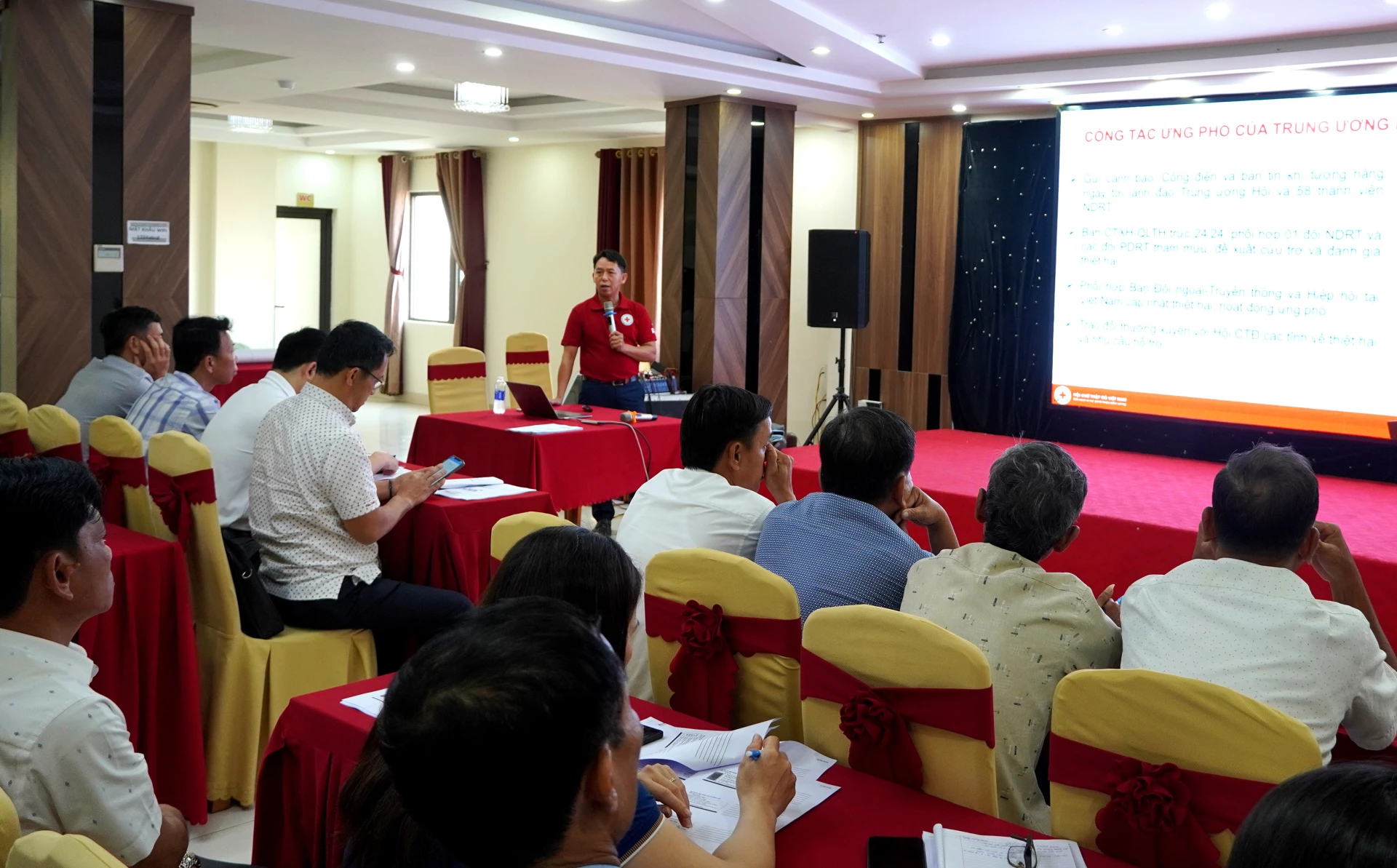 Cán bộ dự án truyền đạt các nội dung trọng tâm - Ảnh: H.Tr.