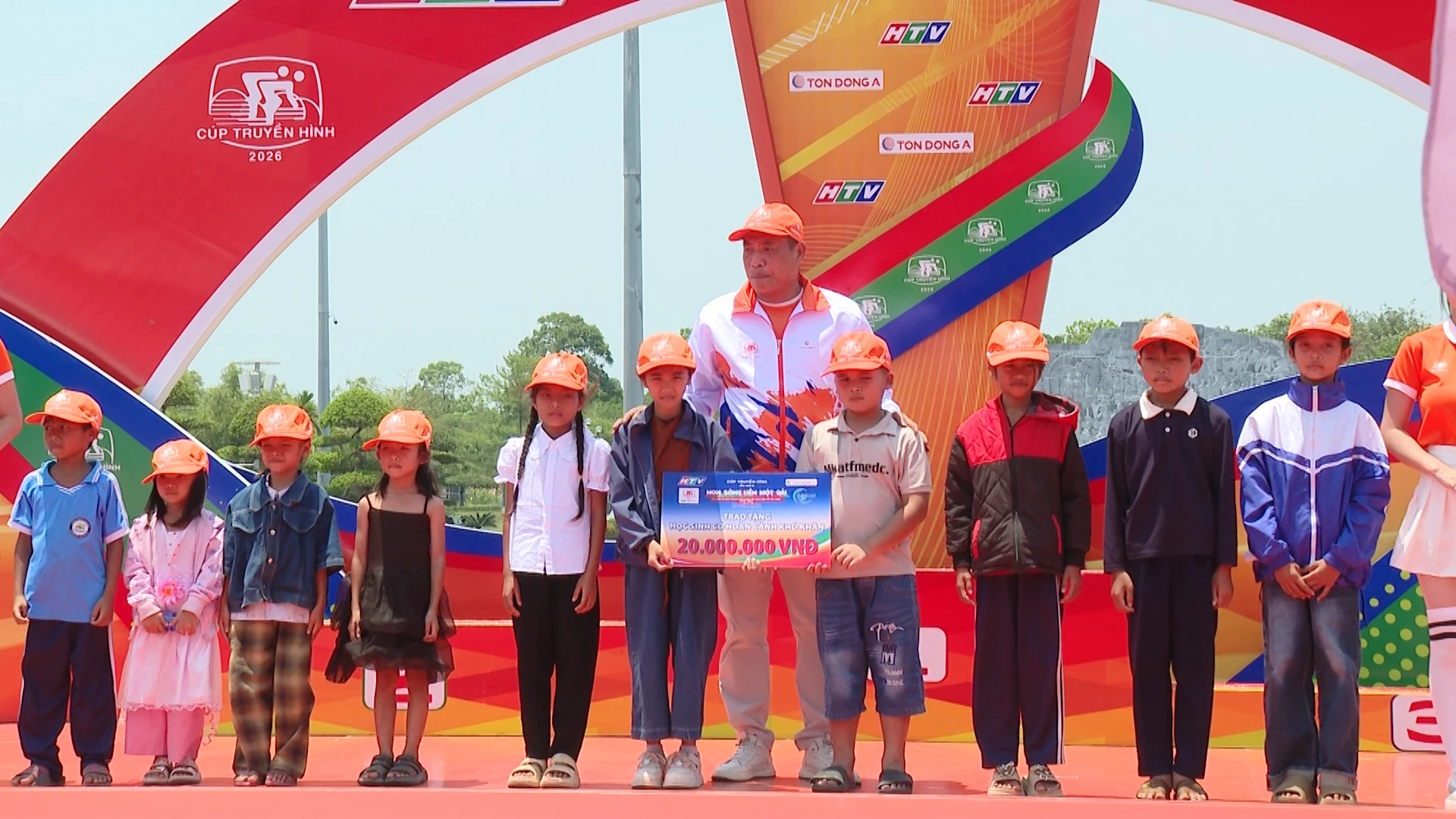 Trao học bổng cho các học sinh trên địa bàn xã Trường Sơn - Ảnh: Thùy Trang