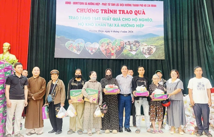 Trao tặng 1.541 suất quà cho hộ nghèo, hộ khó khăn tại xã Hướng Hiệp