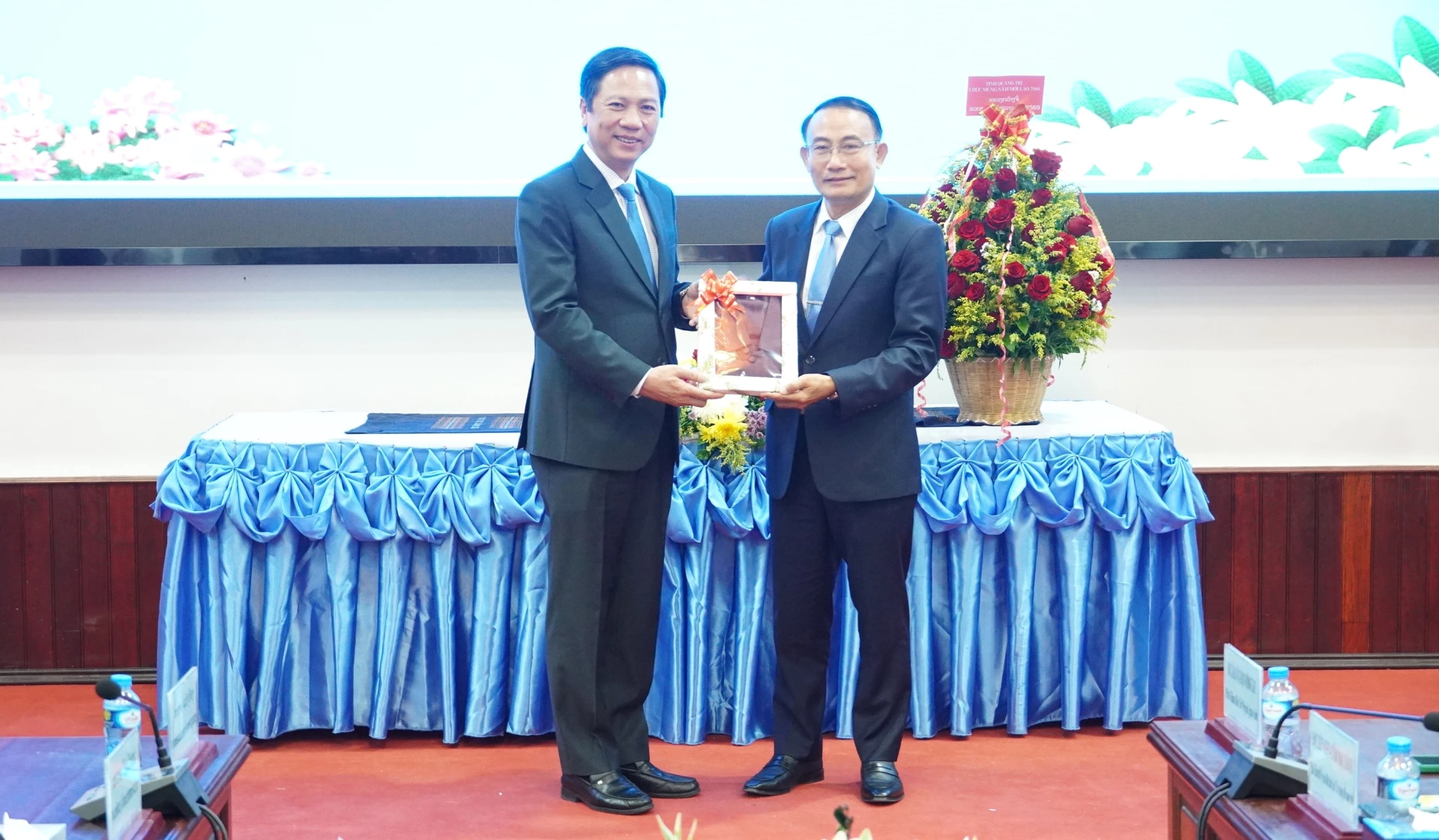 Lãnh đạo tỉnh Bô-ly-khăm-xay tặng quà đồng chí Hoàng Nam, Phó Chủ tịch Thường trực UBND tỉnh - Ảnh: Q.V