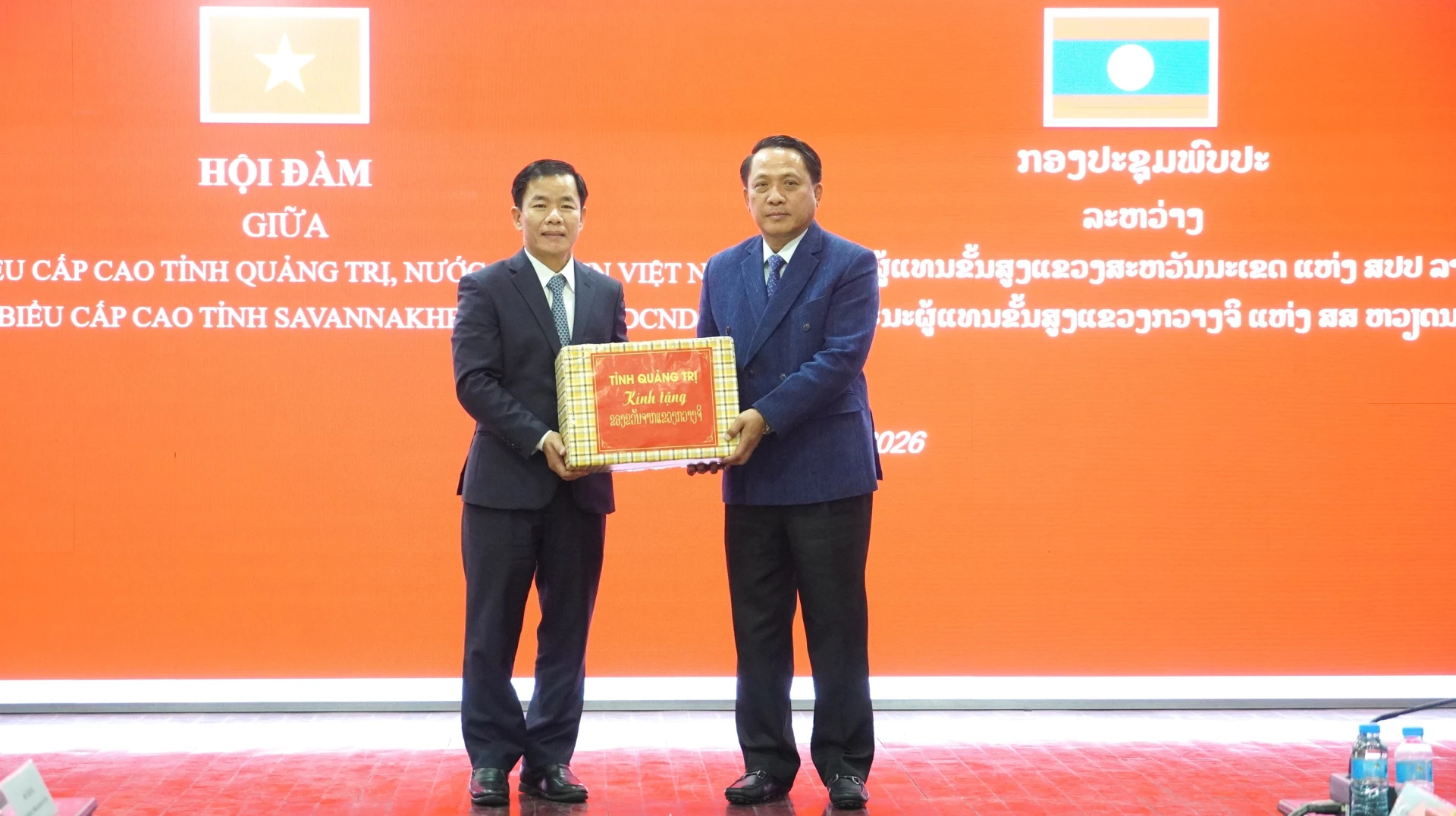 Đồng chí Nguyễn Văn Phương, Bí thư Tỉnh ủy tặng quà cho lãnh đạo tỉnh Sạ-vẳn-nạ-khệt - Ảnh: Q.V