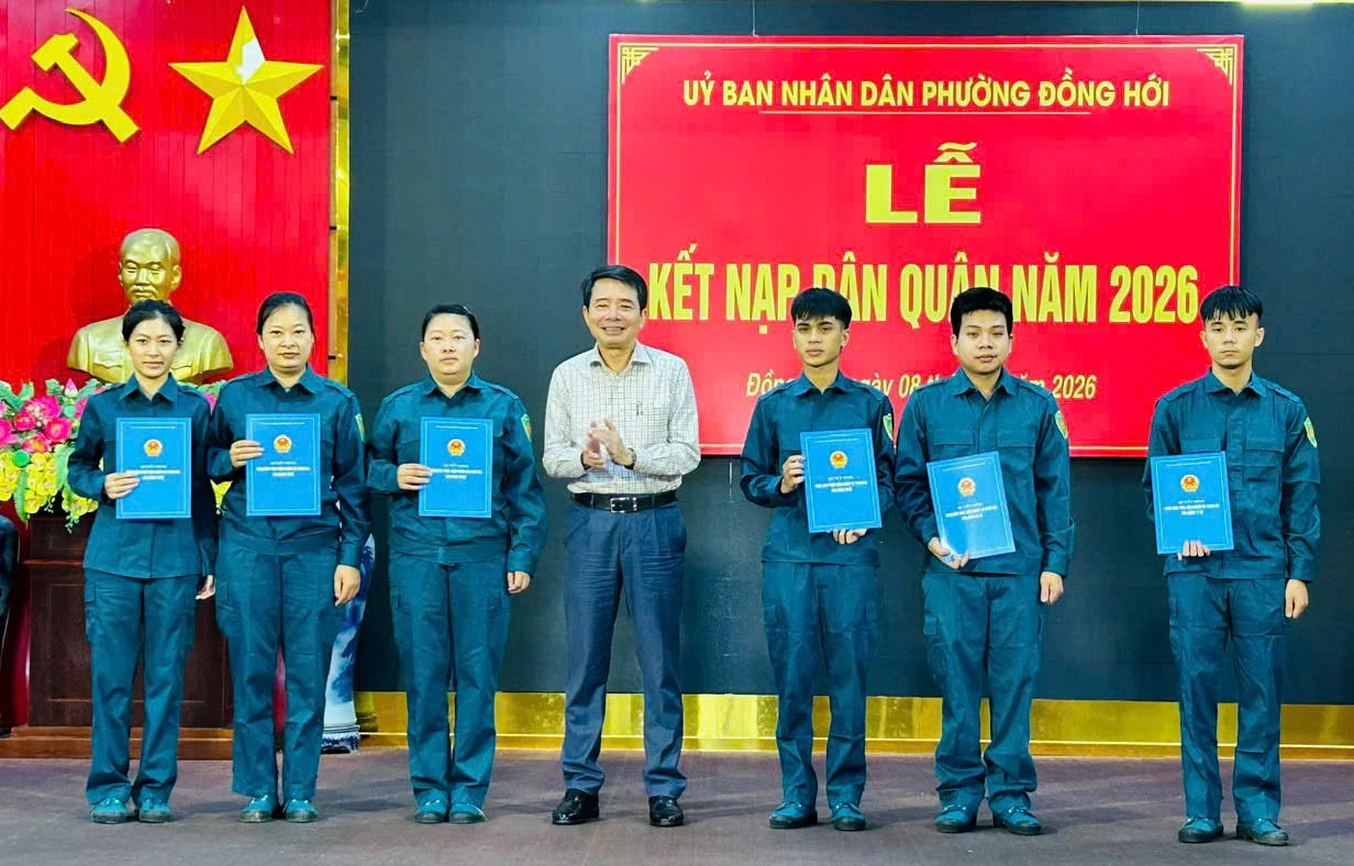 Đại diện lãnh đạo phường Đồng Hới trao quyết định kết nạp công dân tham gia thực hiện nghĩa vụ quân dân tự vệ năm 2026 - Ảnh: H.Tr