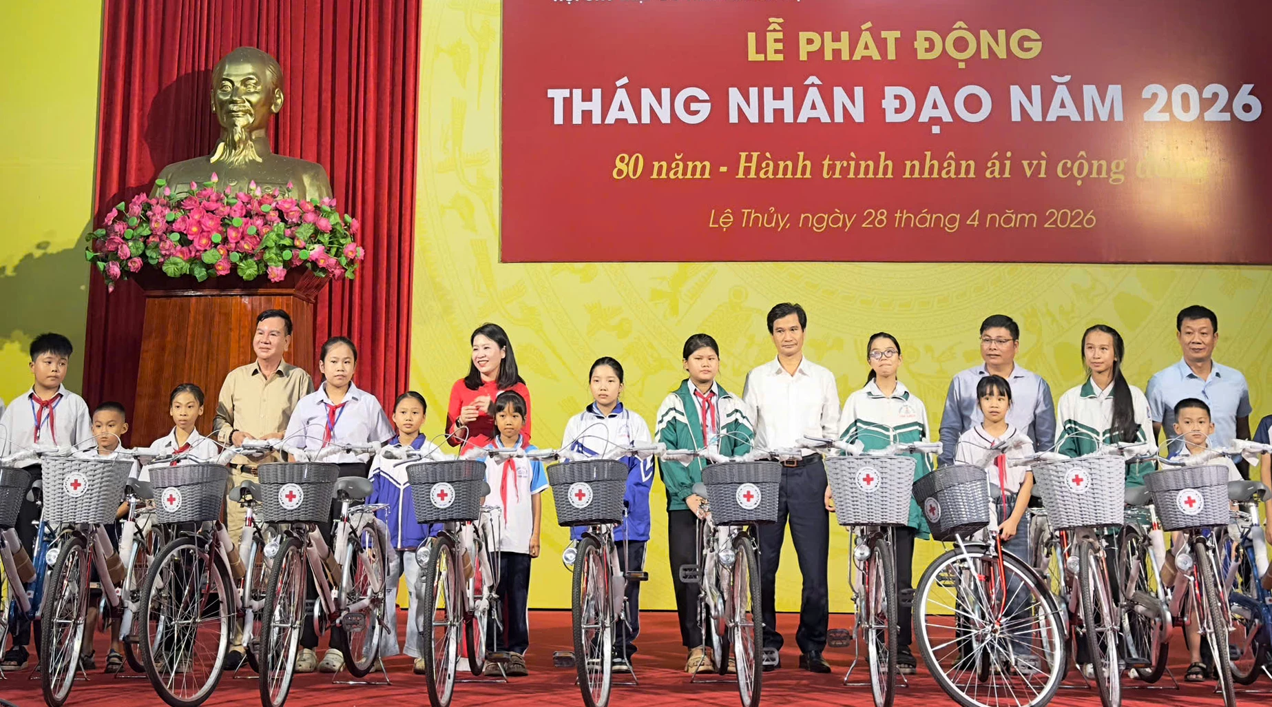 Hội Doanh nghiệp tỉnh trao tặng xe đạp cho các em học sinh có hoàn cảnh khó khăn - Ảnh: Thùy Trang
