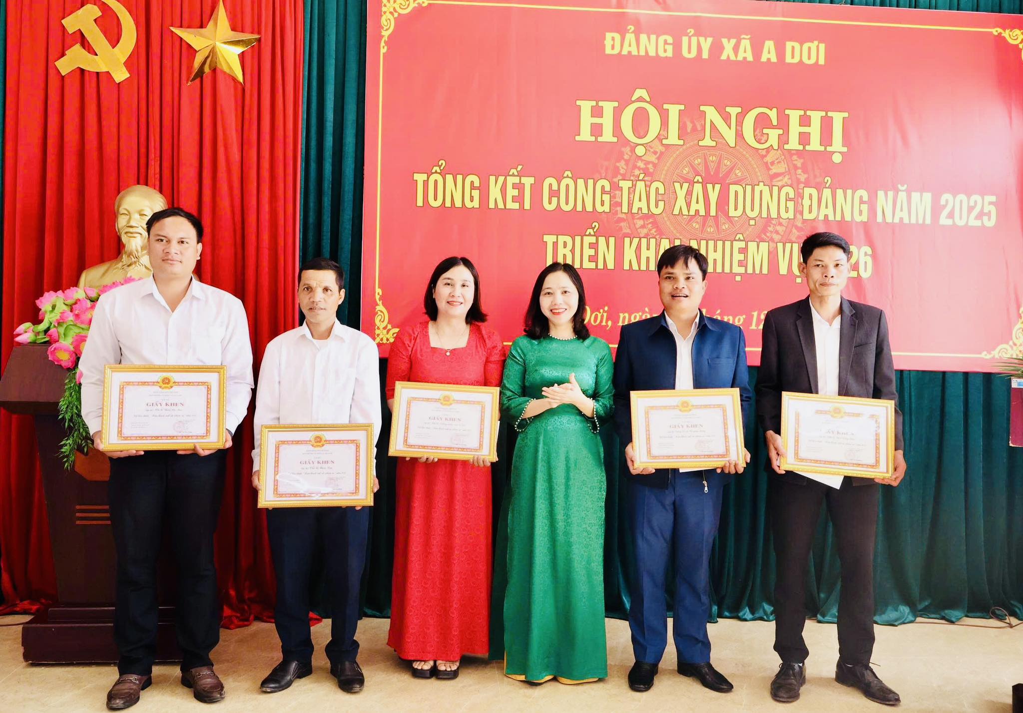 Đảng ủy xã A Dơi khen thưởng các chi bộ đạt tiêu chuẩn “Hoàn thành xuất sắc nhiệm vụ” năm 2025 - Ảnh: T.T