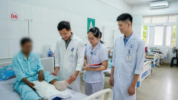 Nối thành công bàn chân đứt lìa do tai nạn máy cắt cỏ