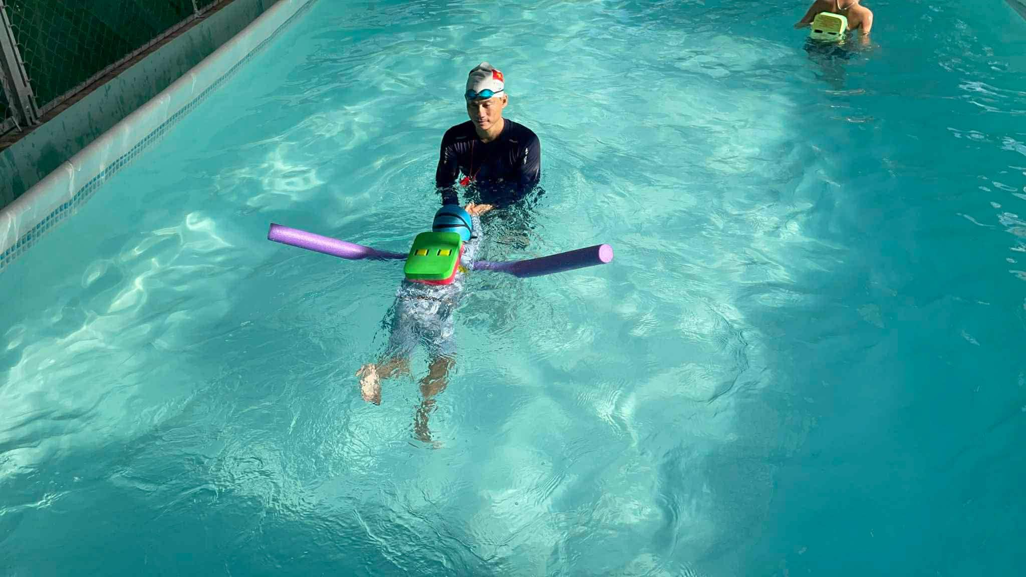 Học sinh không chỉ được học bơi an toàn mà còn được trang bị kỹ năng nhận diện vùng nguy hiểm và sơ cứu người bị nạn - Ảnh: B.B