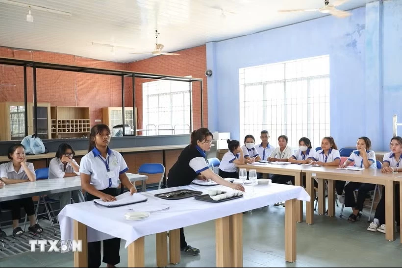 Học sinh lớp Nghiệp vụ nhà hàng K7 - Trường Trung cấp nghề dân tộc nội trú Khánh Vĩnh, Khánh Hòa trong giờ thực hành. (Ảnh: Hoàng Hiếu/TTXVN)