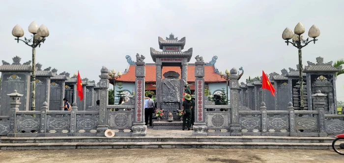 Con xin ở lại nơi đây chẳng về! (*)