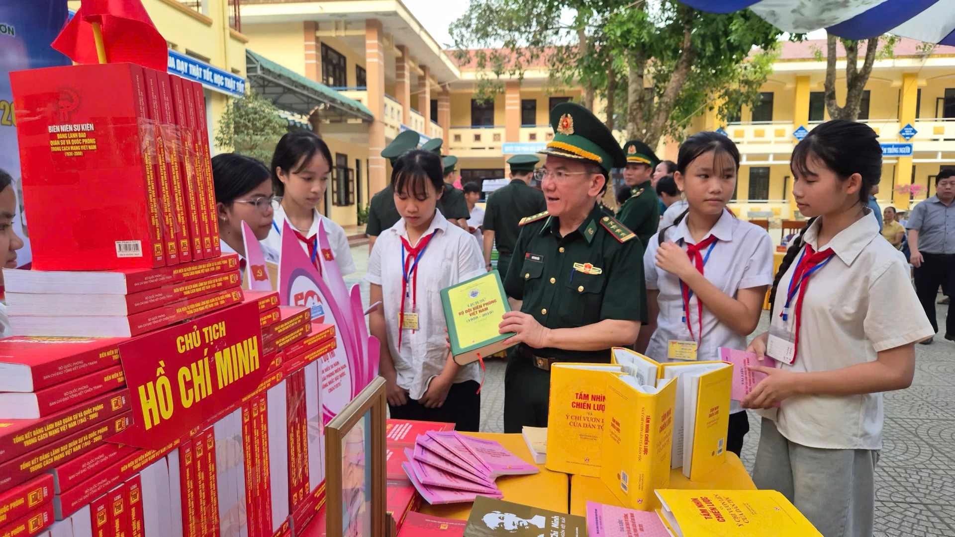 Cán bộ biêm phòng giới thiệu các cuốn sách về lịch sử dân tộc và chủ quyền biên giới cho các em học sinh tại Trường PTDTBT THCS Trường Sơn - Ảnh: K.S