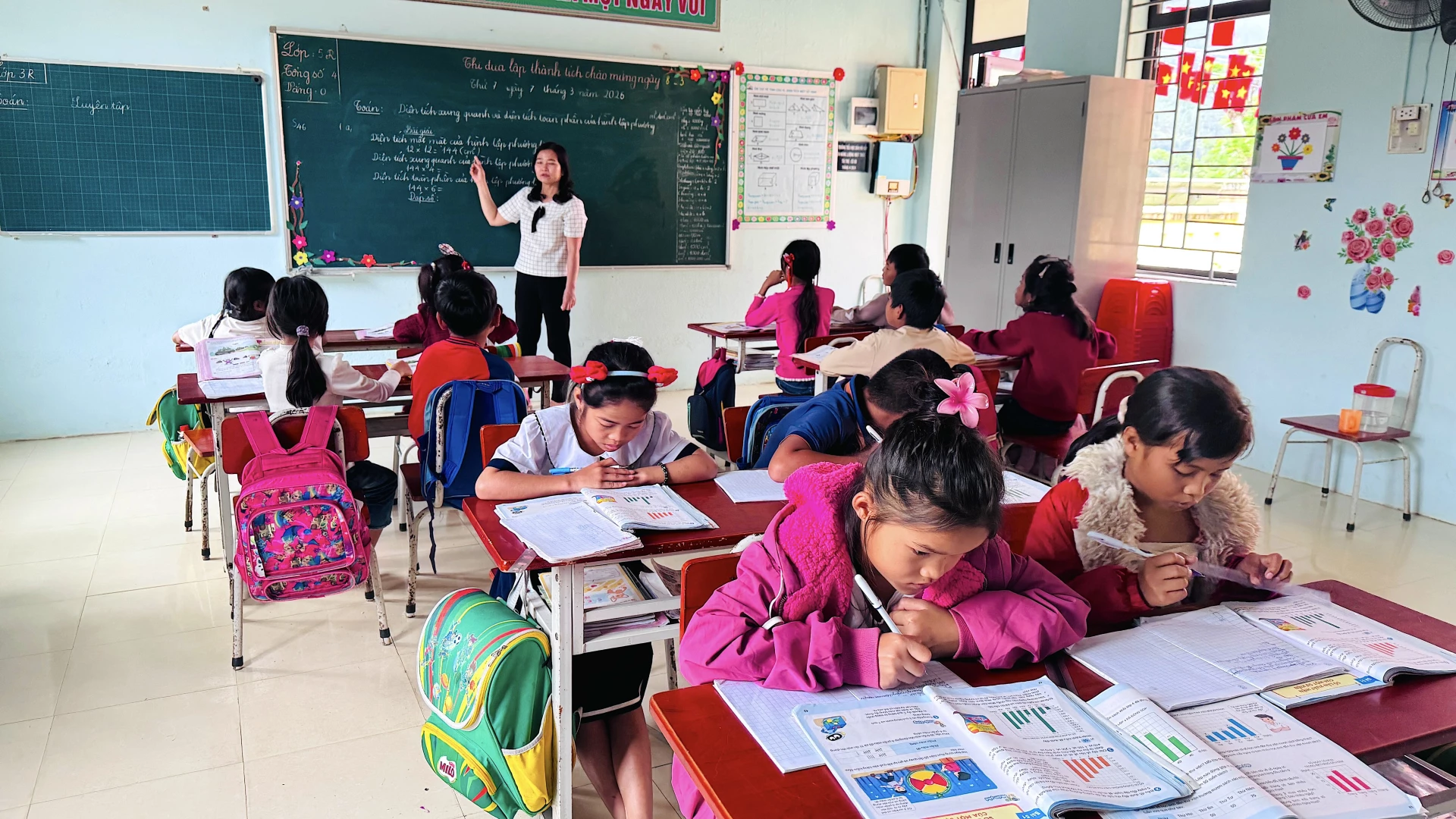 Quang cảnh lớp ghép tại điểm trường Hôi Rấy, xã Trường Sơn - Ảnh: Q.N