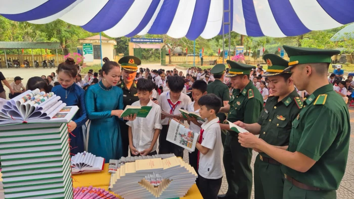 Chiến sĩ quân hàm xanh tiếp sức văn hóa đọc nơi biên giới