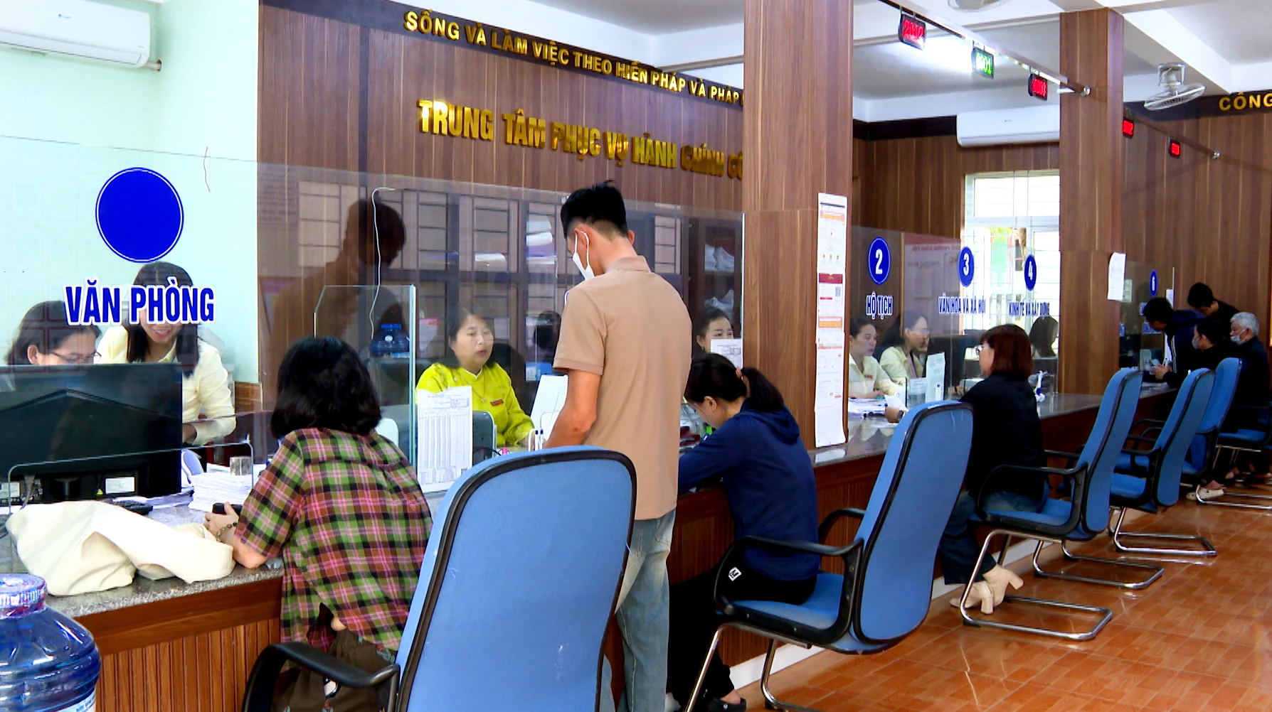 Trung tâm Phục vụ hành chính công phường Đồng Sơn đã tiếp nhận trên 96% hồ sơ thủ tục hành chính nộp trực tuyến - Ảnh: H.Tr