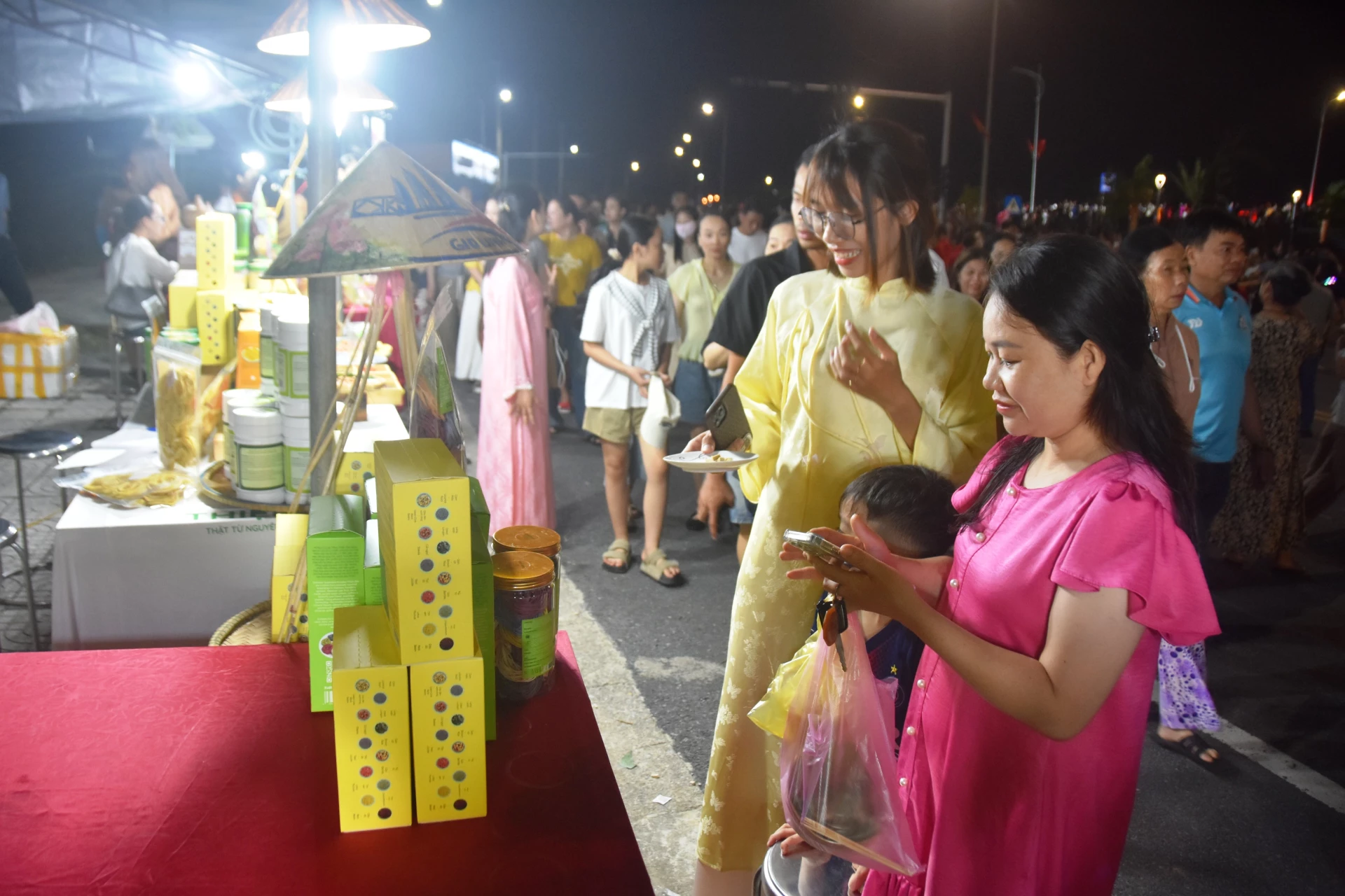 Các gian hàng ẩm thực đặc trưng của phường Đông Hà - Ảnh: ĐV