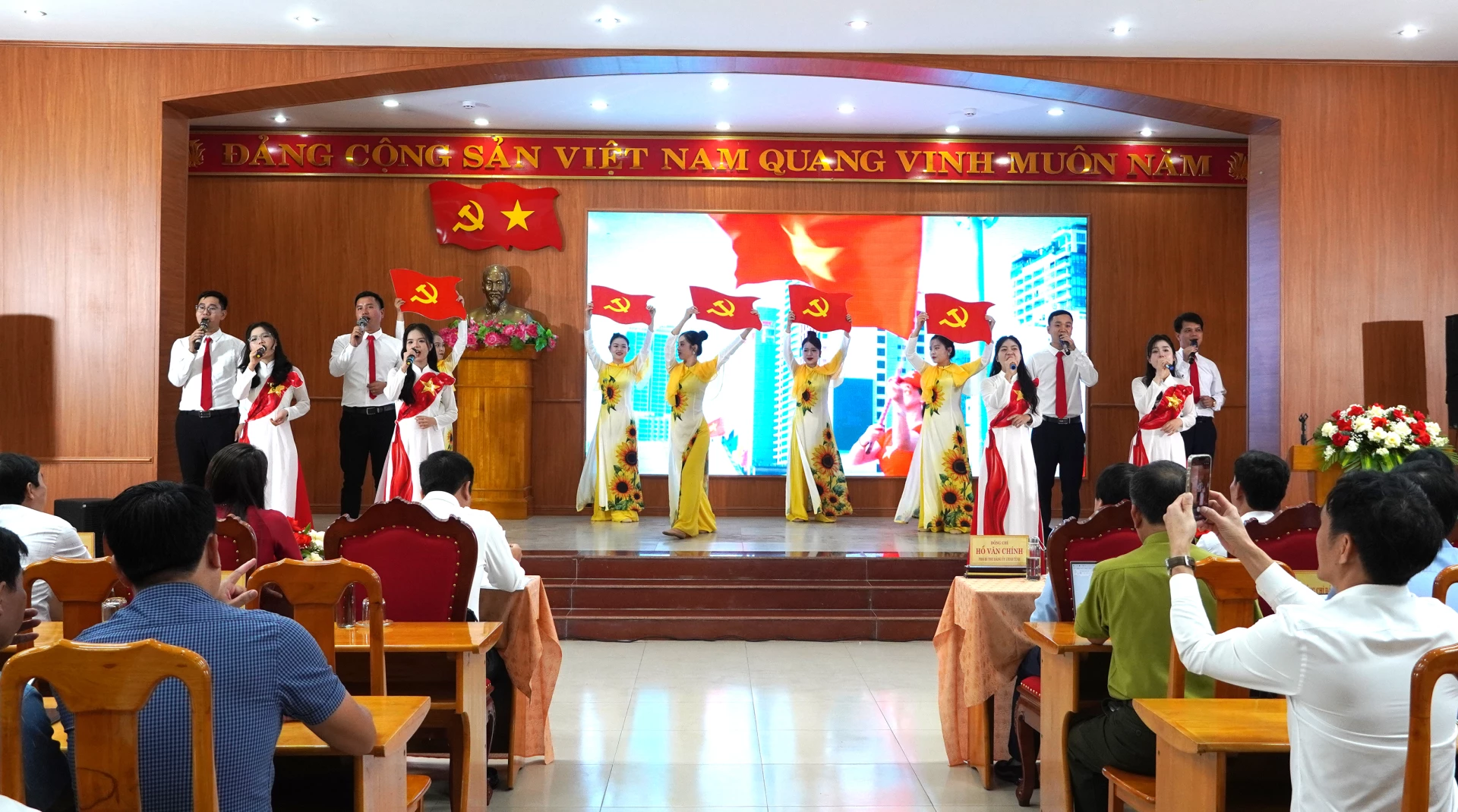 Tiết mục văn nghệ chào mừng hội thi - Ảnh: H.Tr.