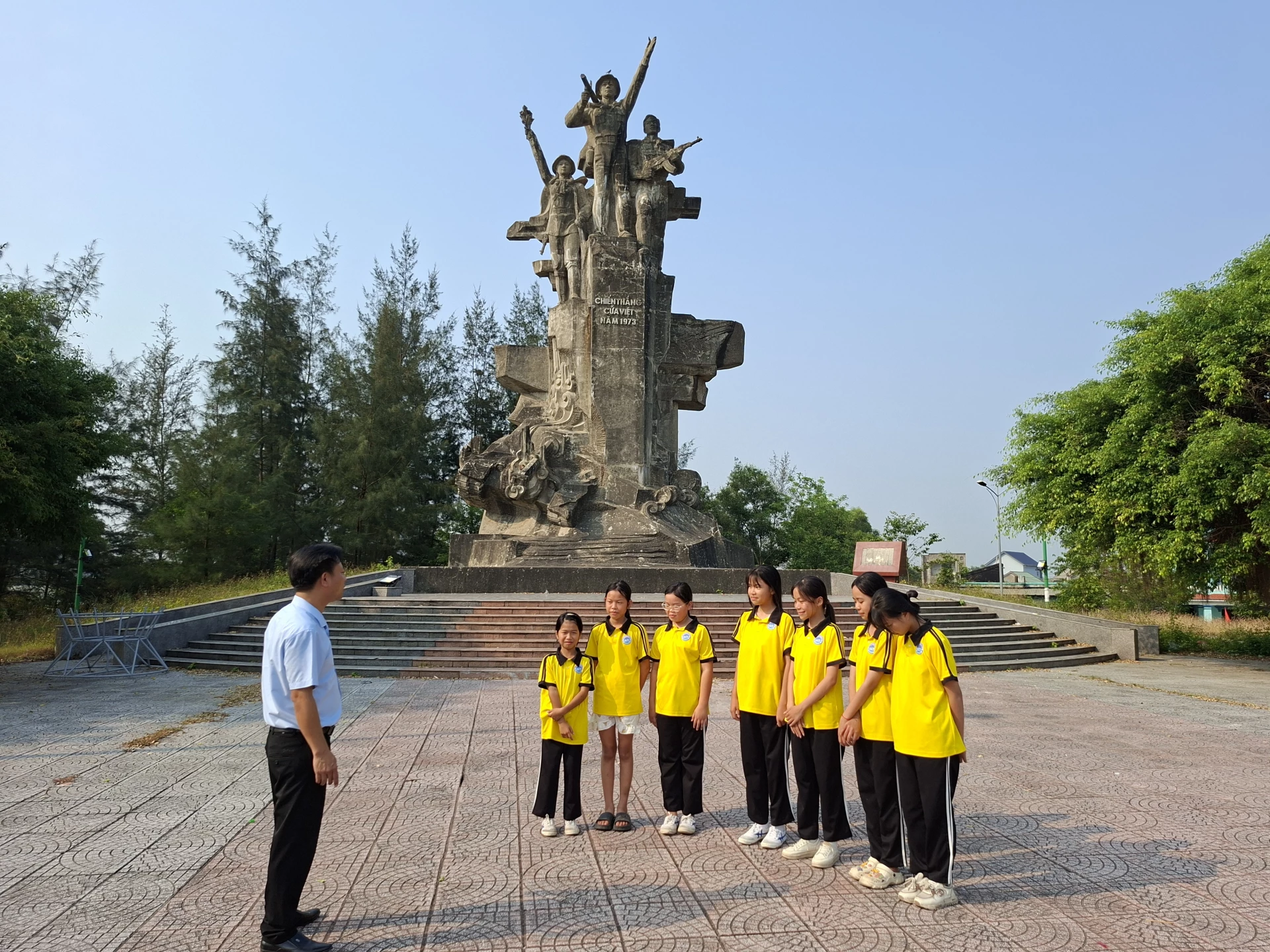 Tượng đài Chiến thắng Cửa Việt- “địa chỉ đỏ” giáo dục truyền thống yêu nước-Ảnh: N.V