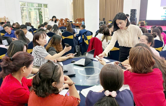 Viện Khoa học Giáo dục Việt Nam phối hợp cùng Quỹ Nhi đồng Liên hợp quốc (UNICEF) và Sở Giáo dục và Đào tạo tổ chức tập huấn “Sử dụng, phát triển nội dung của Thư viện số miễn phí cho học sinh Việt Nam” cho 100 giáo viên mầm non và tiểu học trên địa bàn tỉnh Điện Biên. (Ảnh: TTXVN phát)