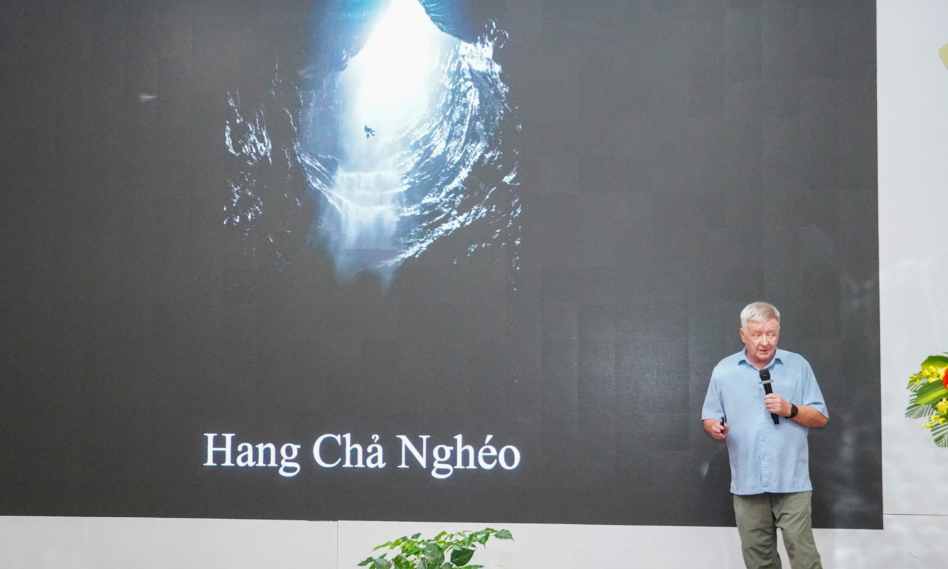Ông Howard Limbert, chuyên gia thám hiểm hang động Hiệp hội Hang động Hoàng Gia Anh thông tin về các hang động mới phát hiện tại khu vực VQG Phong Nha - Kẻ Bàng và các khu vực liên quan - Ảnh: N.H