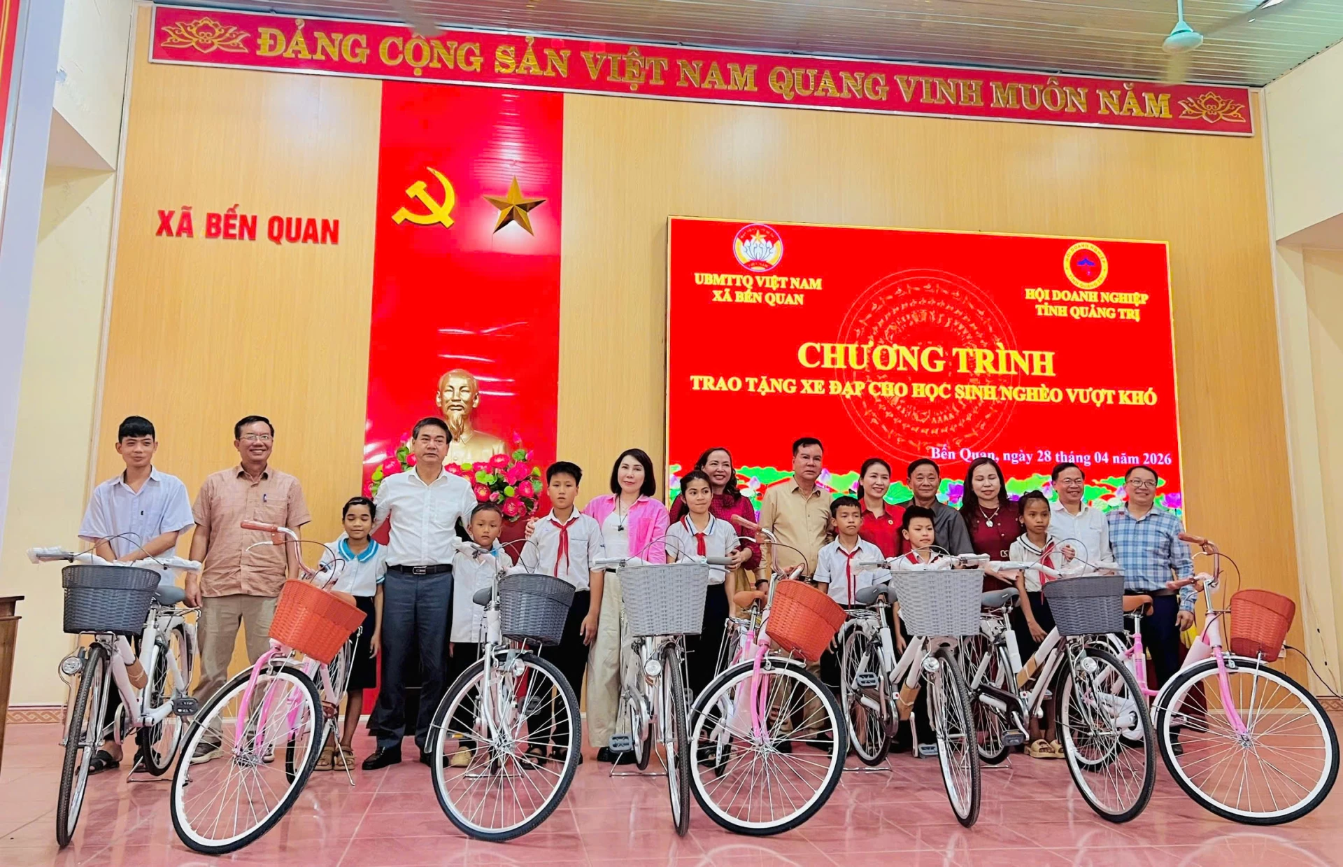 Hội doanh nghiệp tỉnh trao tặng xe đạp cho các em học sinh ở xã Bến Quan - Ảnh: Thùy Trang