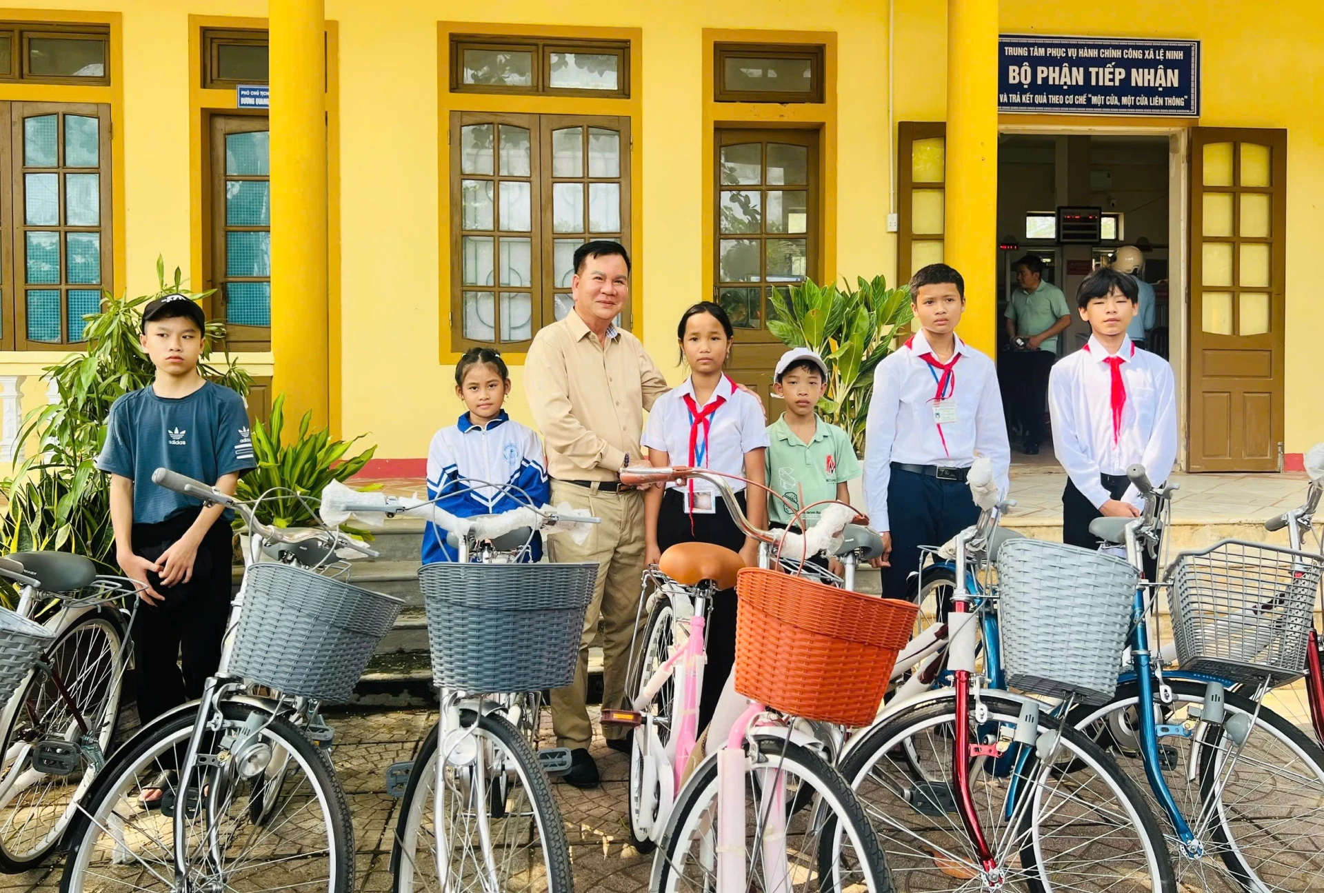Hội doanh nghiệp tỉnh trao tặng xe đạp cho các em học sinh ở xã Lệ Ninh - Ảnh: Thùy Trang