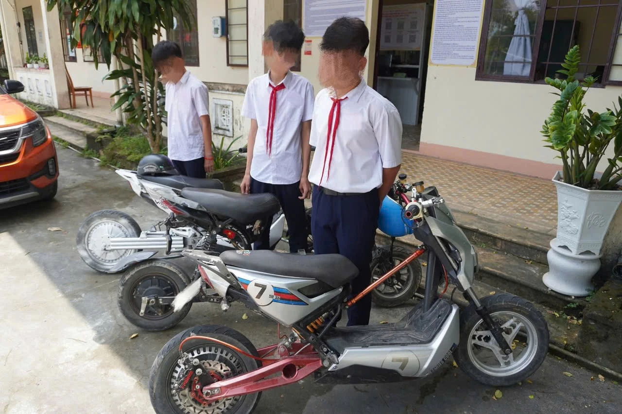 Công an xã Nam Hải Lăng phát hiện và lập biên bản các trường hợp “độ, chế” xe đạp điện của học sinh - Ảnh: Công an xã Nam Hải Lăng cung cấp