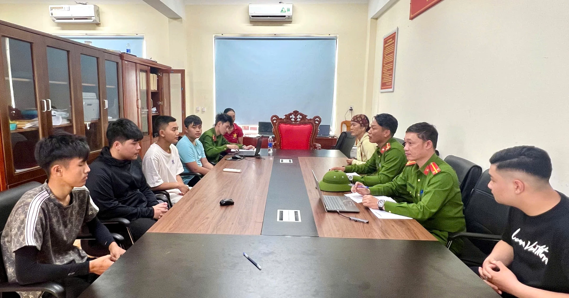 Công an phường Đồng Hới phối hợp xử lý vụ 12 thanh niên (4/4/2026) - Ảnh: CAP.