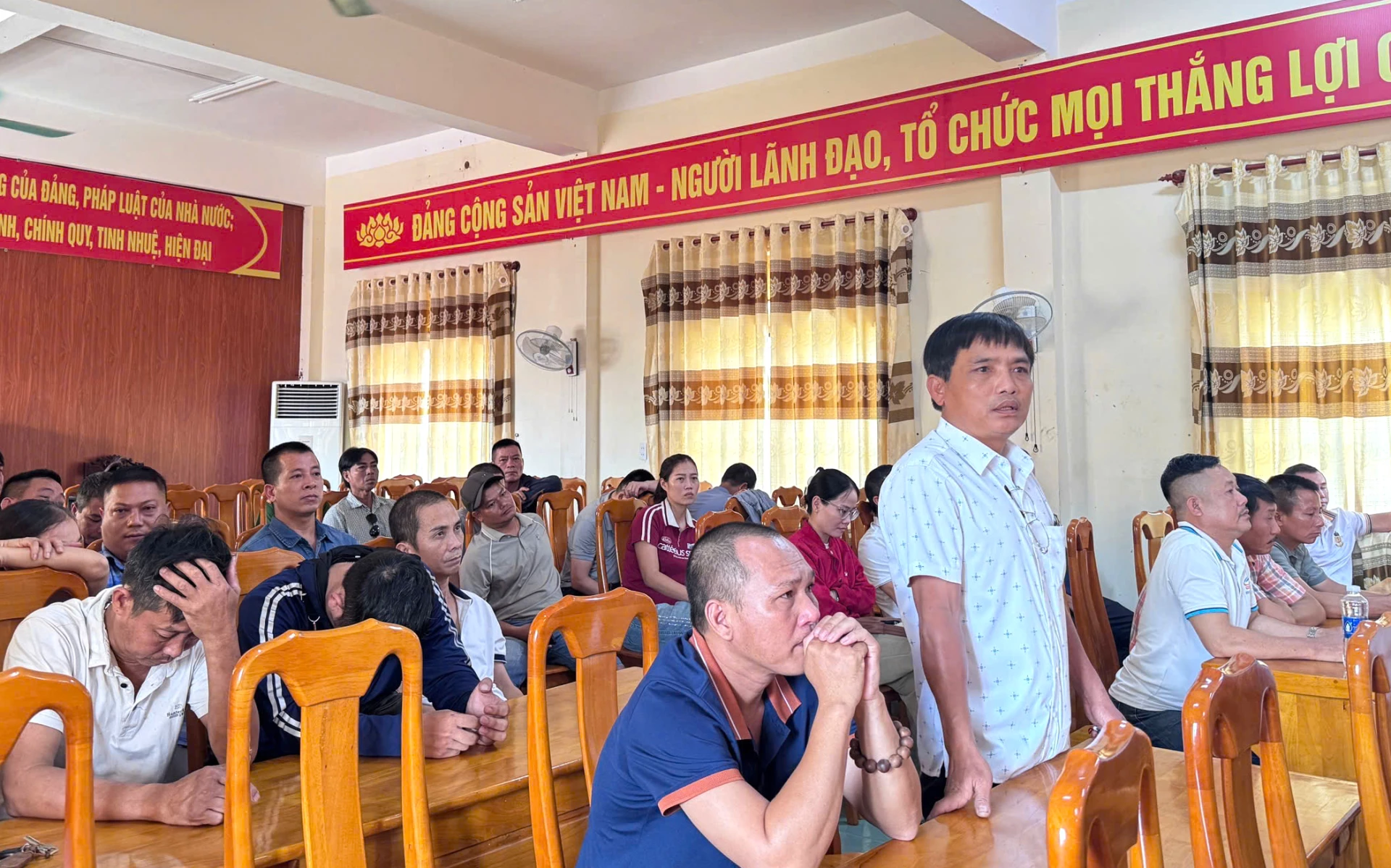 Đại diện hộ kinh doanh dịch vụ xe điện bốn bánh để vận chuyển hành khách trao đổi ý kiến - Ảnh: H.Tr