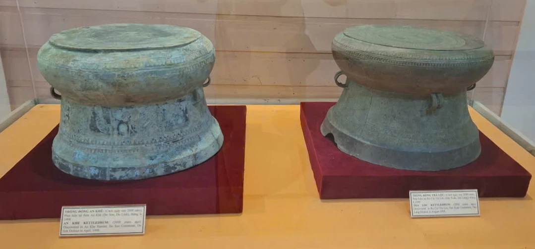 Trống đồng Trà Lộc và An Khê được trưng bày tại bảo tàng tỉnh Quảng Trị - Ảnh: M.N