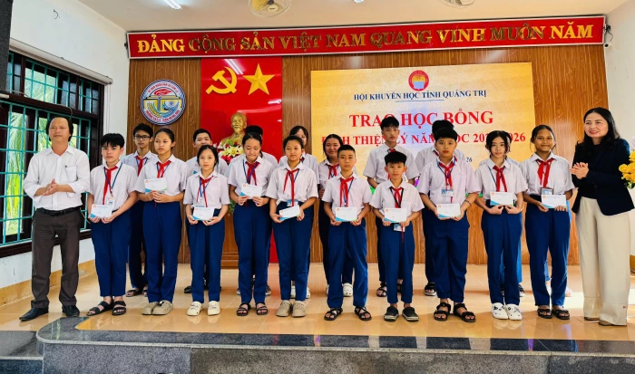 Tiếp sức cho học sinh vượt khó, hiếu học