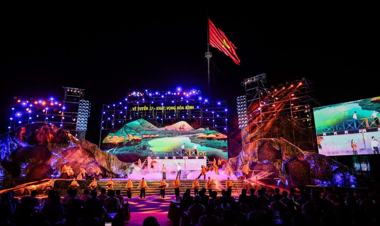Chương trình nghệ thuật chính luận đặc biệt “Vĩ tuyến 17 - Khát vọng hòa bình” nằm trong khuôn khổ Lễ hội Vì Hòa bình 2024 -Ảnh: Hoài An