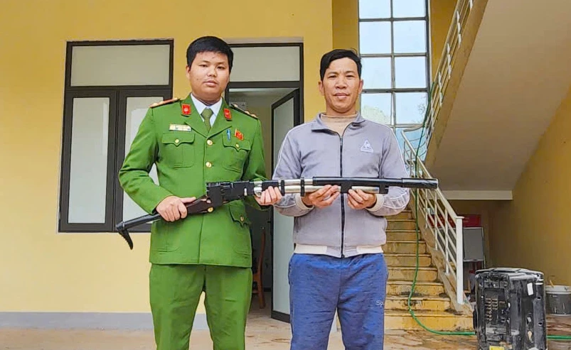 Người dân xã Tân Thành tự giác nộp vũ khí cho lực lượng Công an xã - Ảnh: X.V