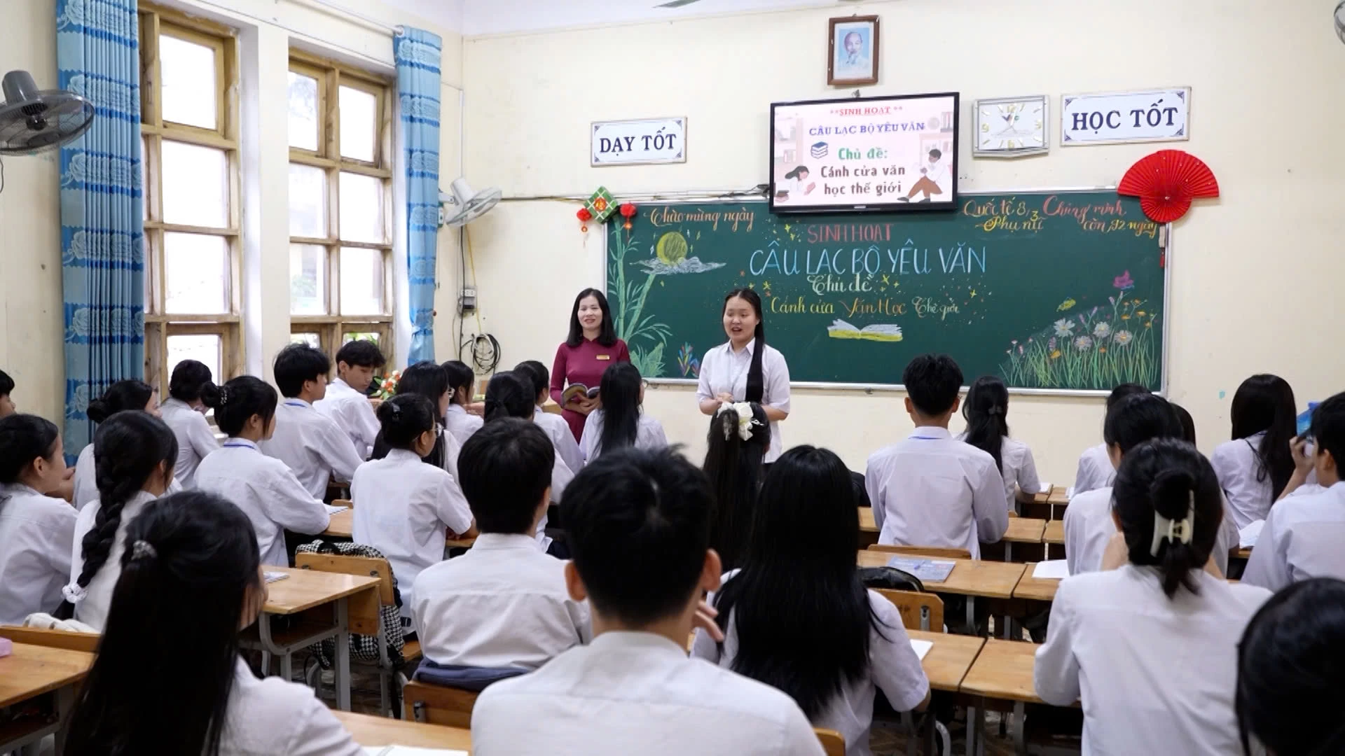 Một buổi sinh hoạt của Câu lạc bộ yêu Văn học Trường THPT Lê Lợi với chủ đề “Cánh cửa văn học thế giới”- Ảnh: M.H