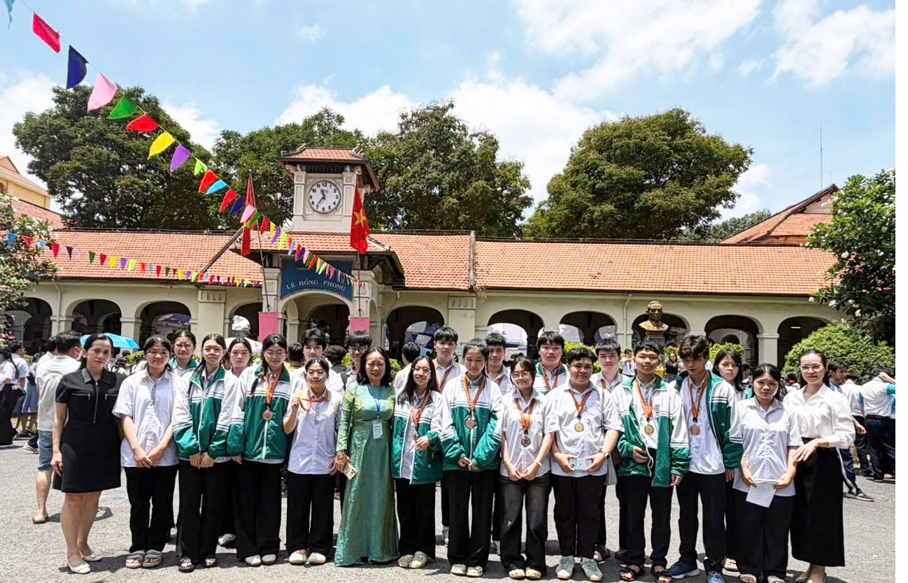 Niềm vui của thầy và trò Trường THPT chuyên Võ Nguyên Giáp