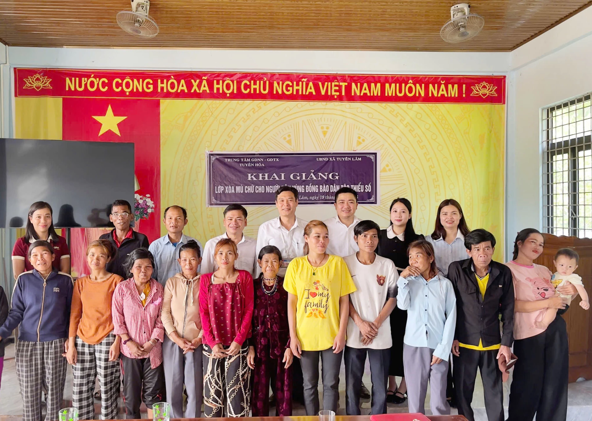 Phụ nữ bản Cà Xen dự khai giảng lớp học - Ảnh: X.V