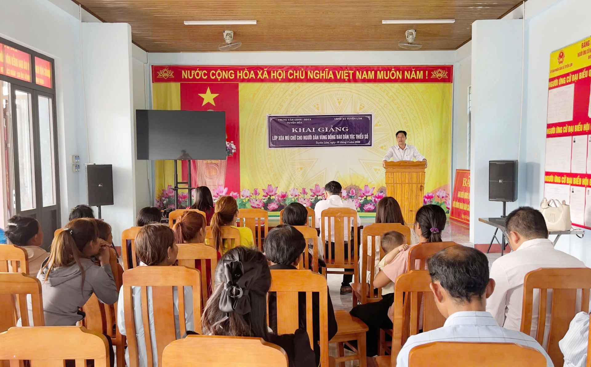 Lớp học xóa mù chữ tại bản Cà Xen thu hút đông đảo phụ nữ tham gia - Ảnh: X.V