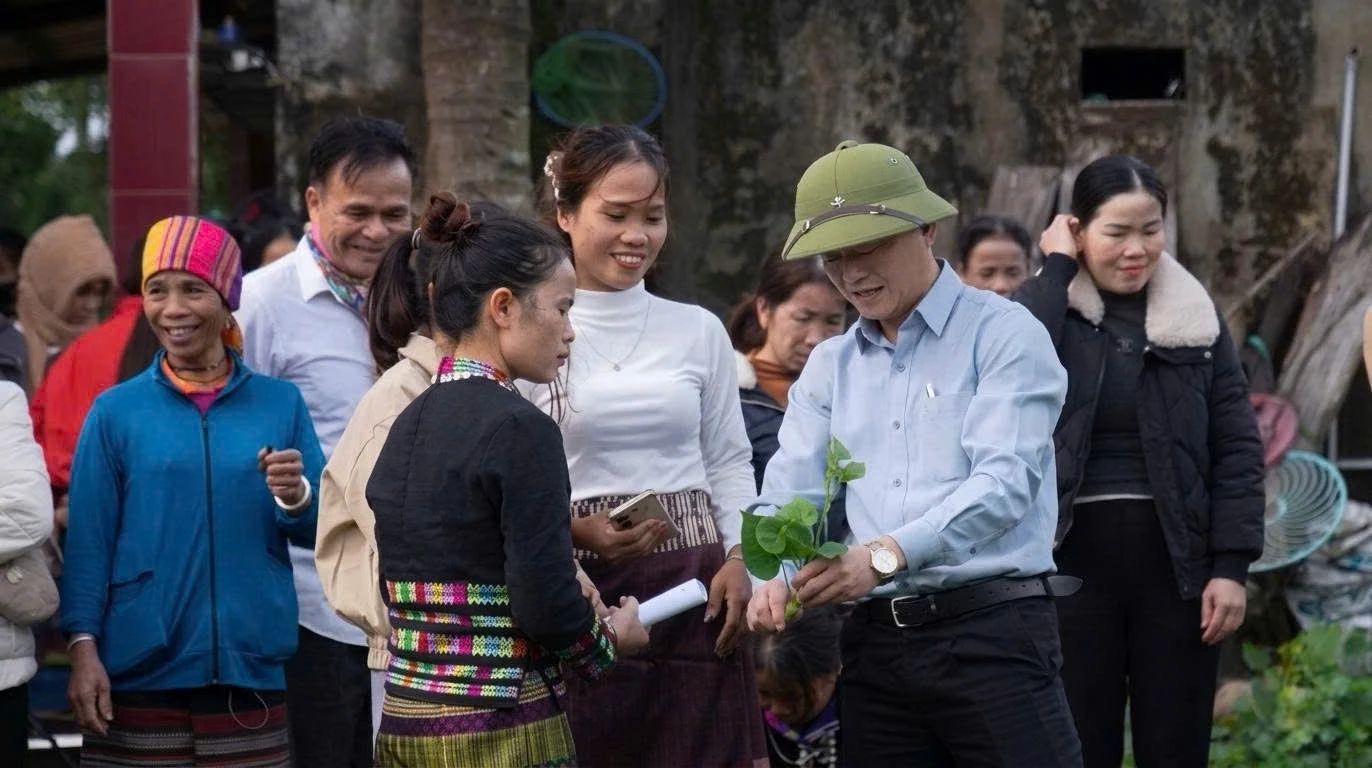 Hướng dẫn kỹ thuật sản xuất cho người dân tại xã Kim Ngân -Ảnh: M.H