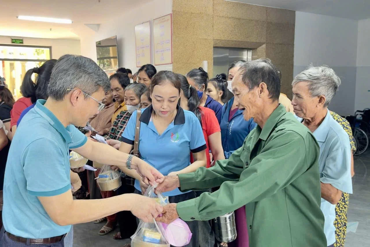 Câu lạc bộ “Bạn của người nghèo-73D1” phối hợp với nhà hảo tâm phát cháo, sữa cho bệnh nhân tại Bệnh viện đa khoa khu vực Tuyên Hóa - Ảnh: X.V