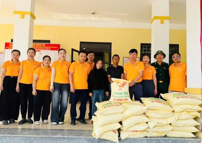 Cấp phát gạo cứu đói mùa giáp hạt cho đồng bào dân tộc thiểu số