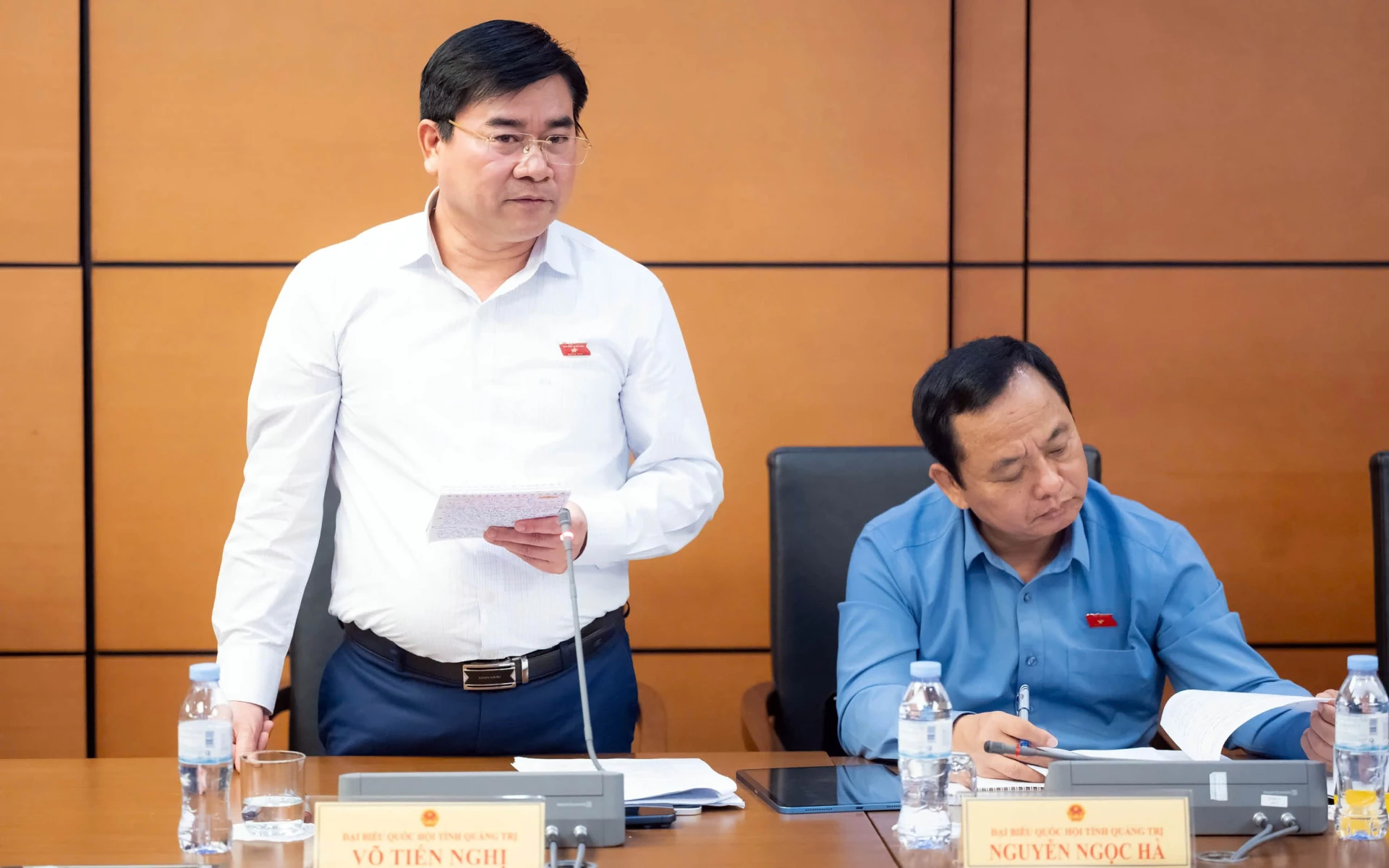 Thiếu tướng Võ Tiến Nghị, Phó Tư lệnh Bộ đội Biên phòng thảo luận tại tổ - Ảnh: CTV