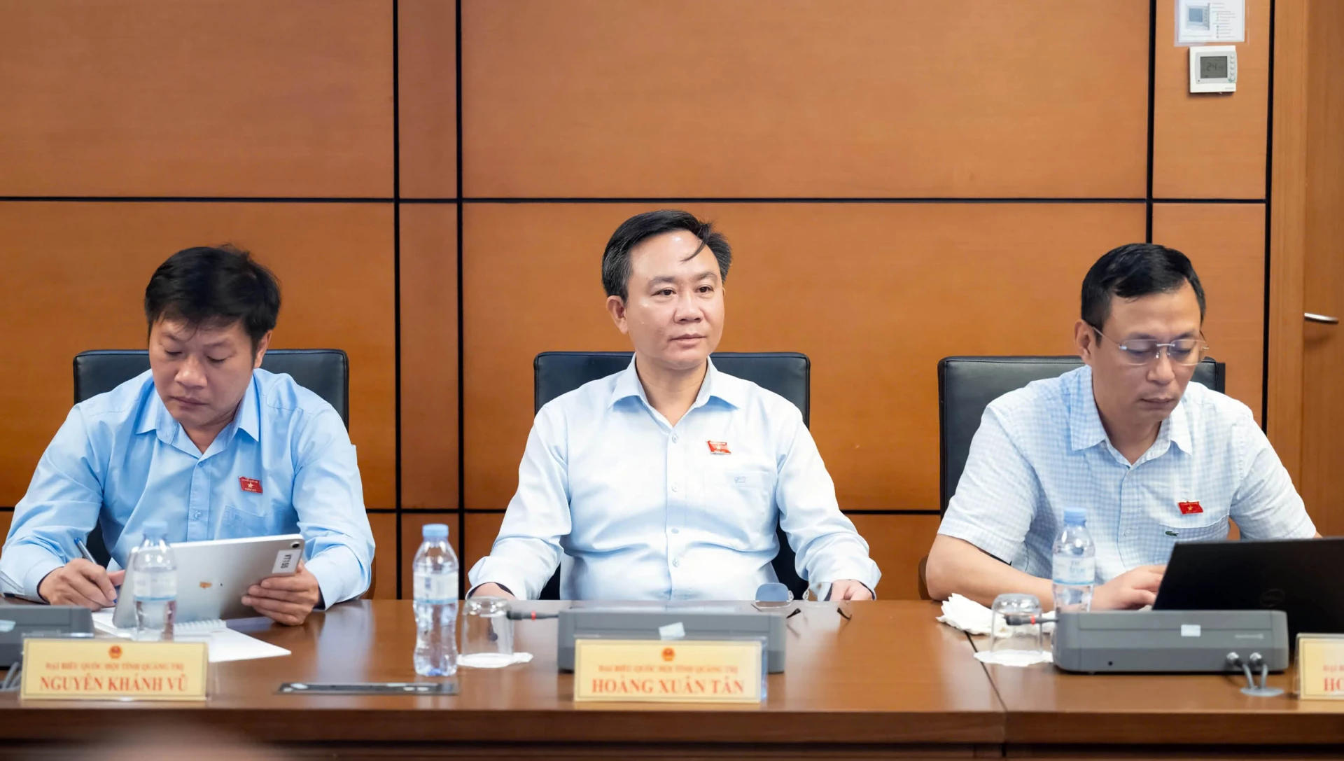 Các ĐBQH tỉnh tham gia phiên thảo luận tại tổ - Ảnh: CTV