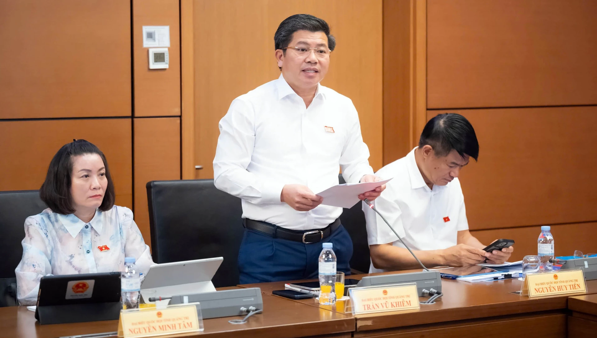 Đồng chí Trần Vũ Khiêm, Phó Bí thư Thường trực Tỉnh ủy, Trưởng đoàn ĐBQH tỉnh thảo luận tại tổ - Ảnh: CTV