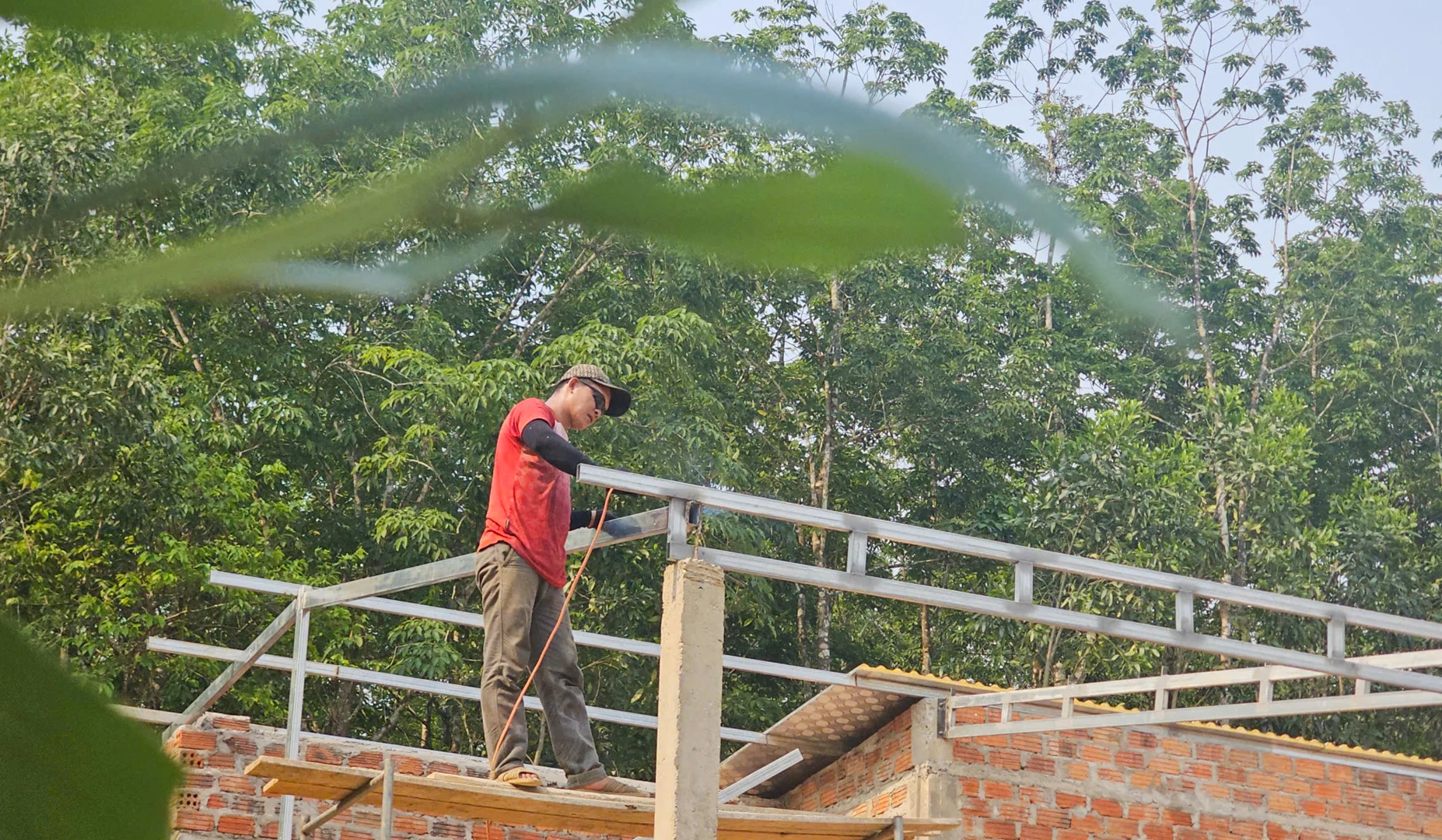 Thời tiết Quảng Trị những ngày gần đây diễn ra nắng nóng với nền nhiệt từ 36-40 độ C ảnh hưởng lớn đến cuộc sống của người dân - Ảnh: L.T