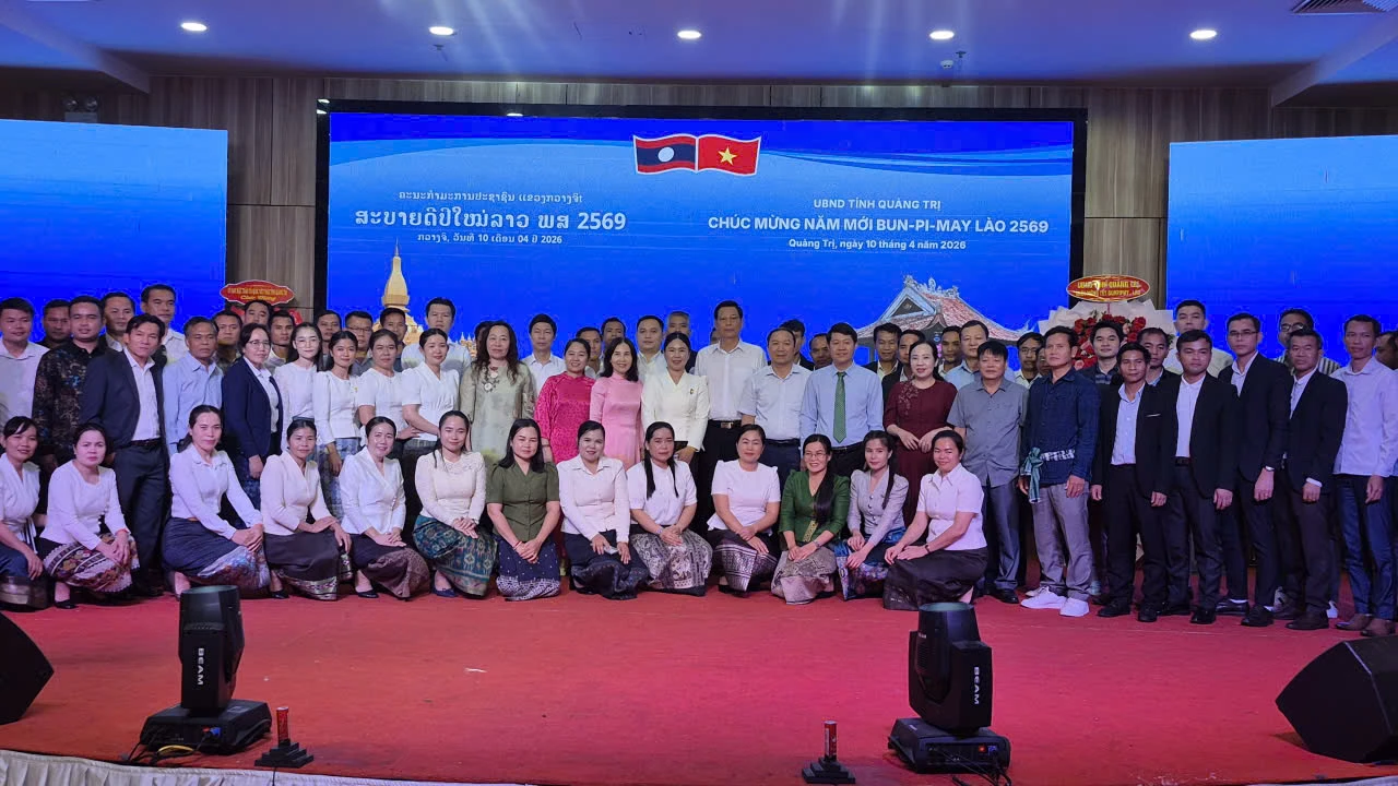 Các đại biểu chụp ảnh lưu niệm - Ảnh: BC