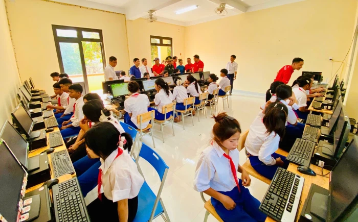 Trao tặng phòng học 'Máy tính cho em' tại Trường THCS Thuận