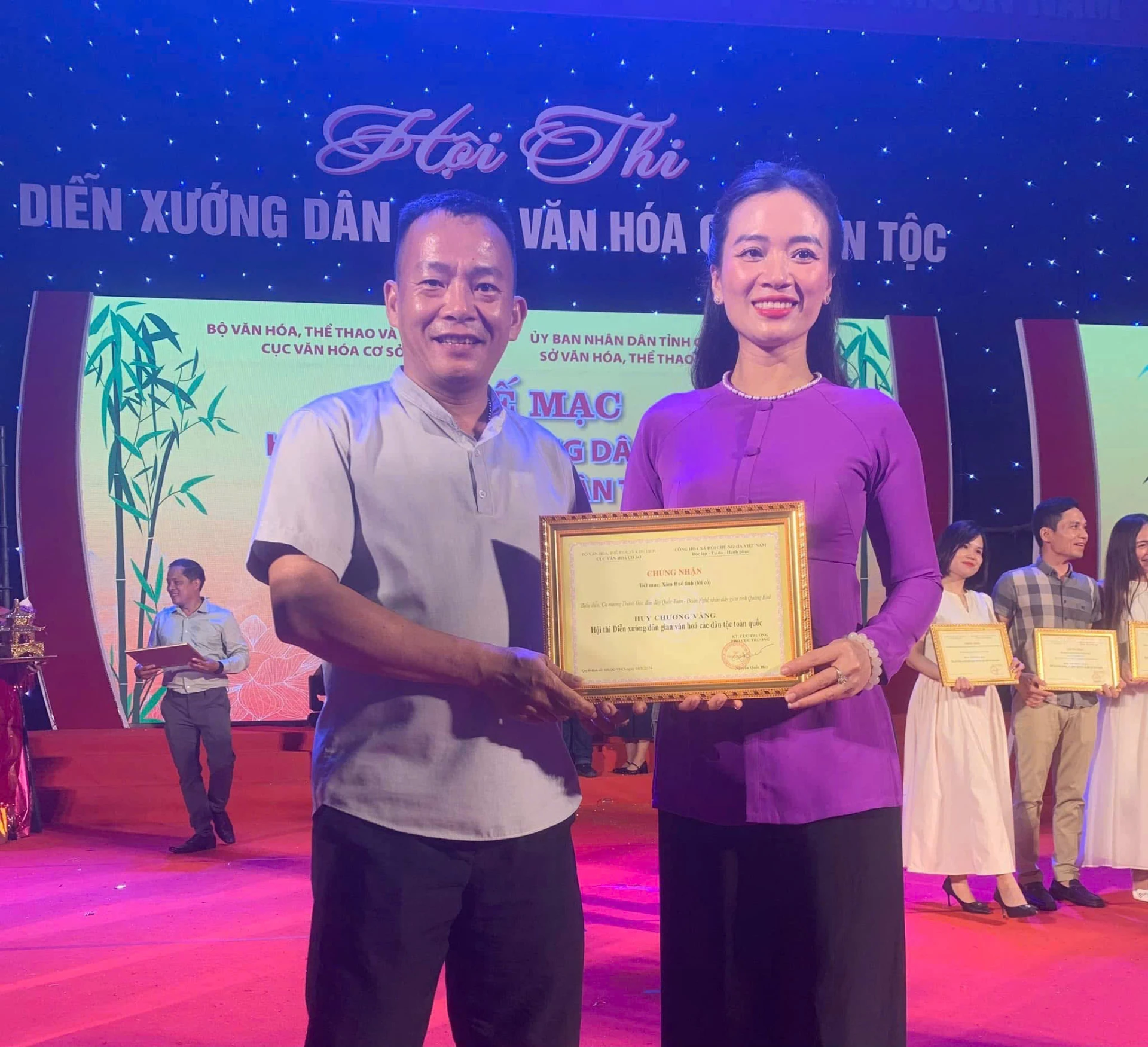 Trần Quốc Toản và ca nương Thanh Oai, hai gương mặt đoạt huy chương vàng trong tại hội thi diễn xướng dân gian văn hóa các dân tộc toàn quốc-Ảnh: NVCC