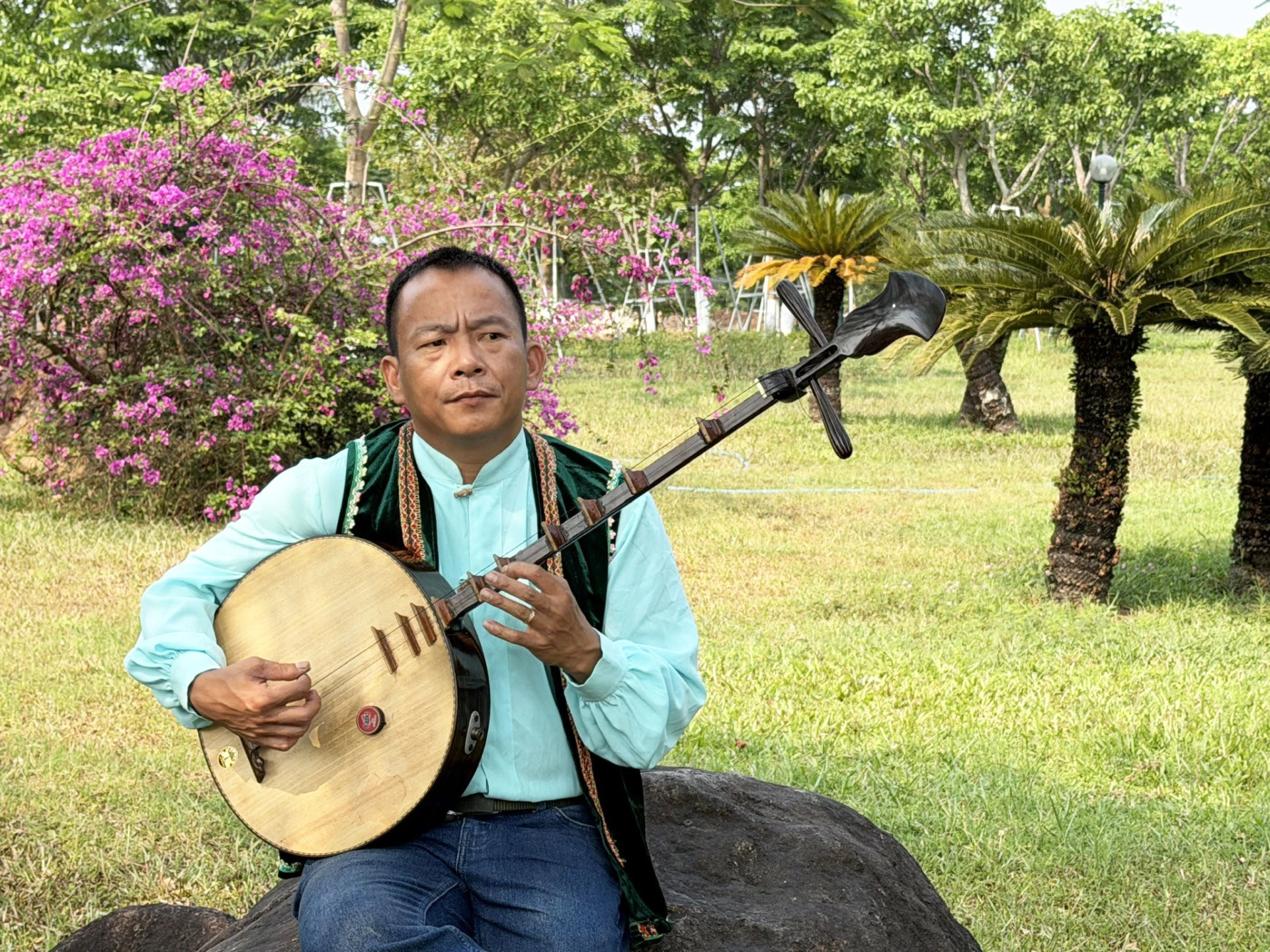 Trần Quốc Toản và những phút thăng hoa bên cây đàn nguyệt-Ảnh: Nh.V