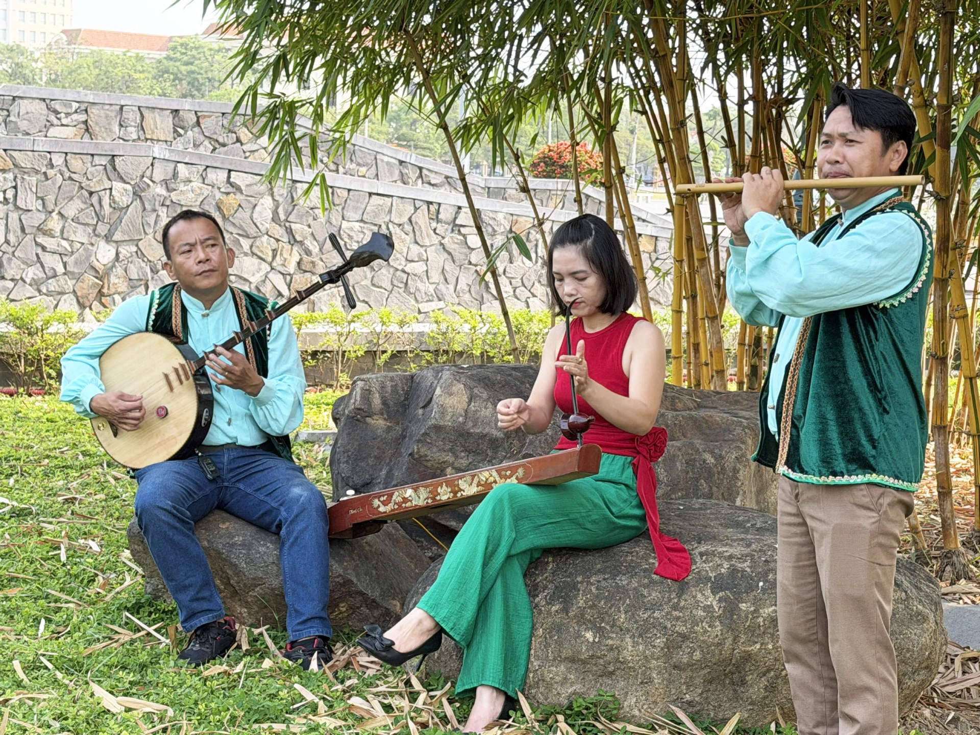 Trần Quốc Toản và các thành viên câu lạc bộ cùng những bạn trẻ chia sẻ về âm nhạc truyền thống