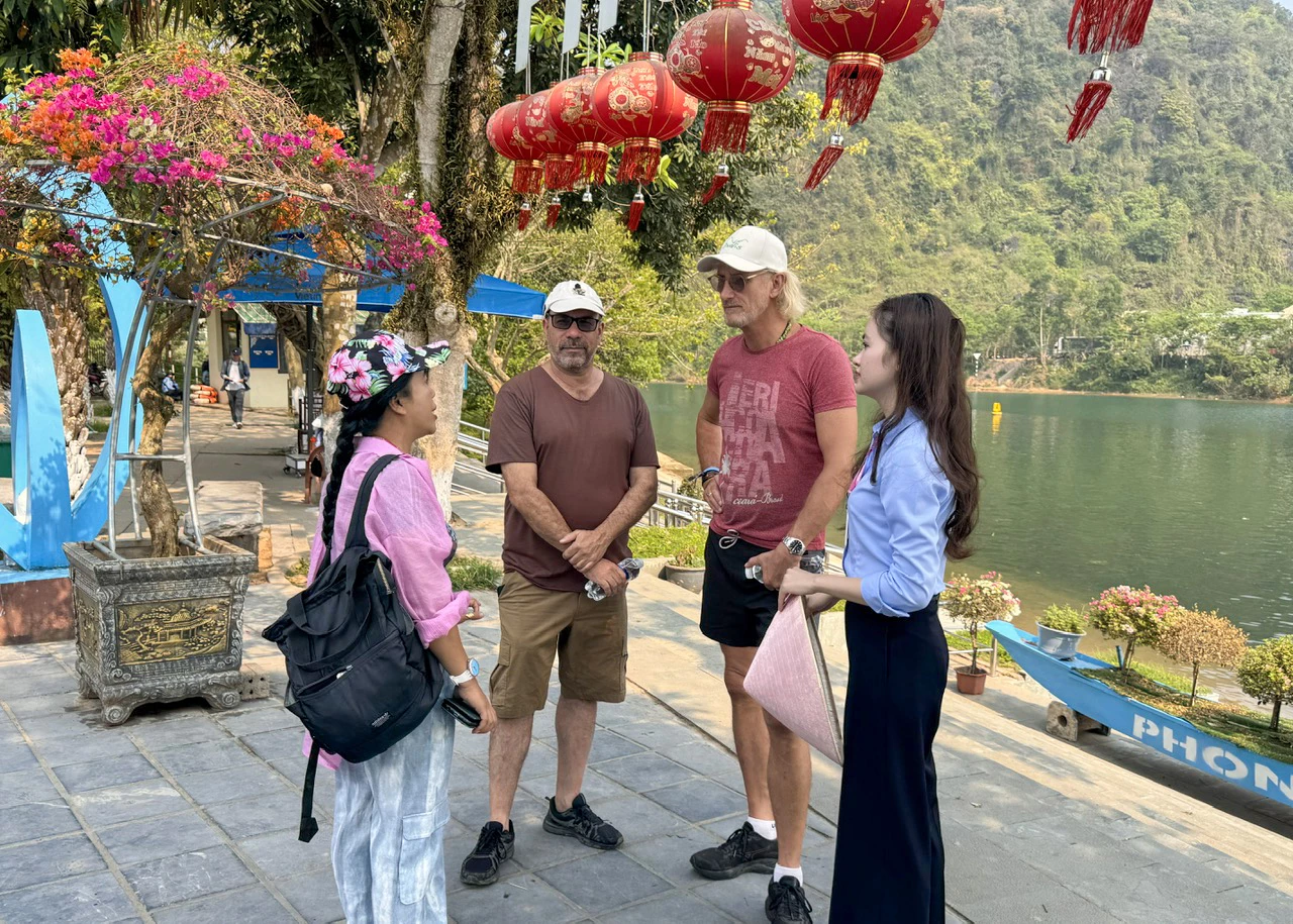 Việc mạnh dạn giao tiếp với du khách quốc tế được xem là “lớp học thực tế” hiệu quả nhất của đoàn viên, người lao động Trung tâm Du lịch Phong Nha-Kẻ Bàng- Ảnh: N.H